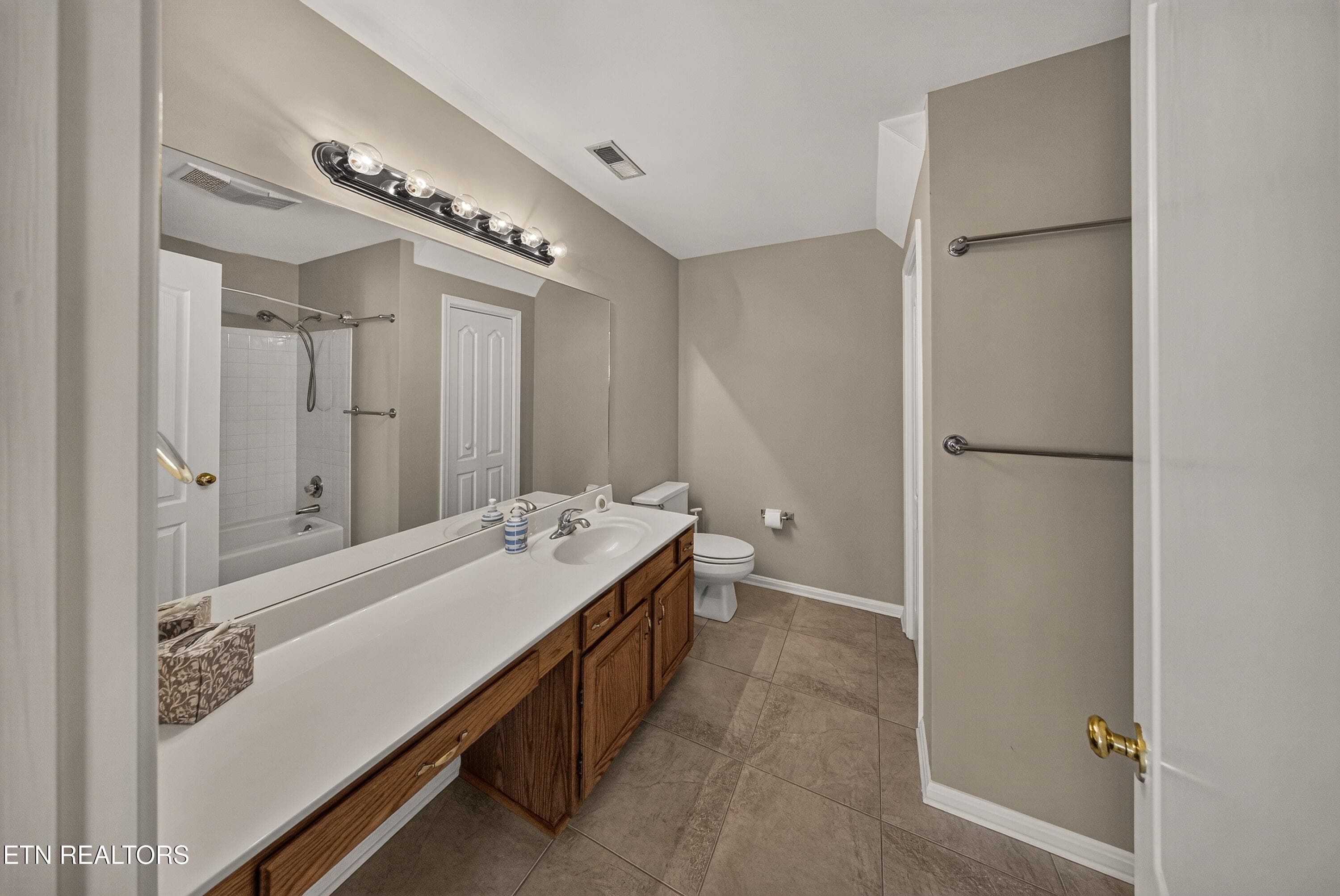 Bedroom #2 private ensuite full bath - 2010 Breakers Point, Knoxville, TN 37922, Knoxville