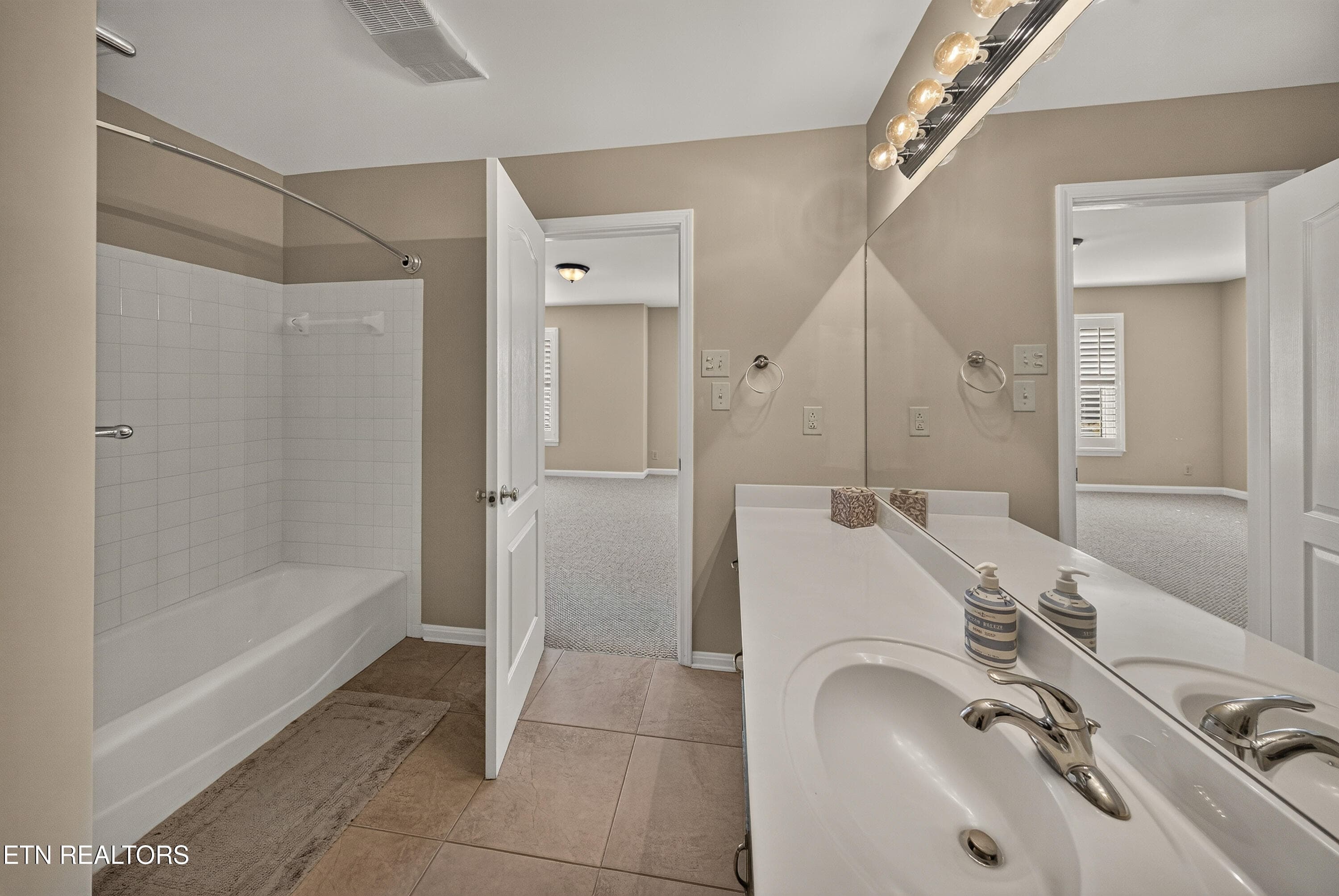 Bedroom #2 private ensuite full bath - 2010 Breakers Point, Knoxville, TN 37922, Knoxville