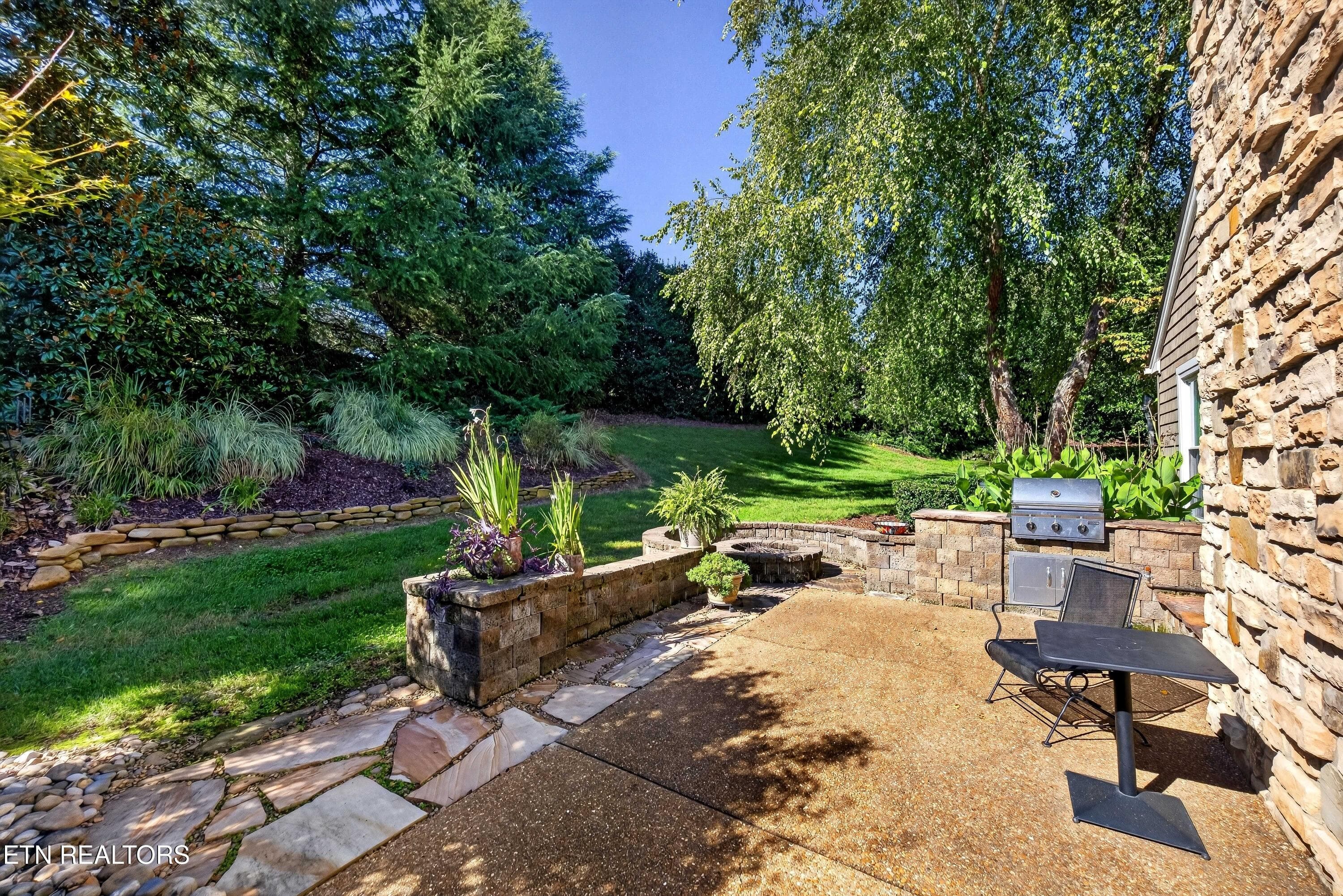 Private backyard patio - 2010 Breakers Point, Knoxville, TN 37922, Knoxville