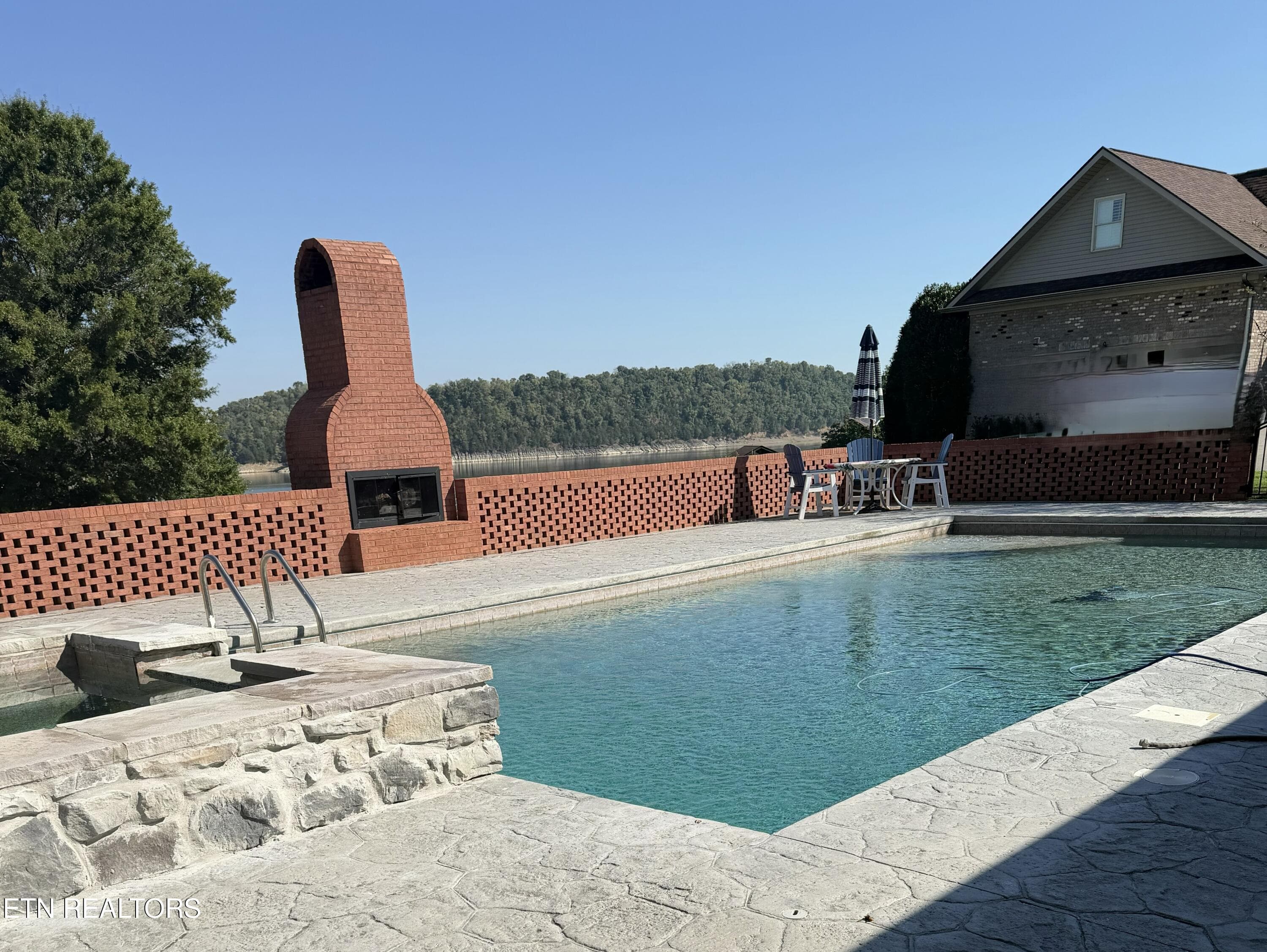 square hottub - 2360 Wild Pear Tr, Dandridge, TN 37725