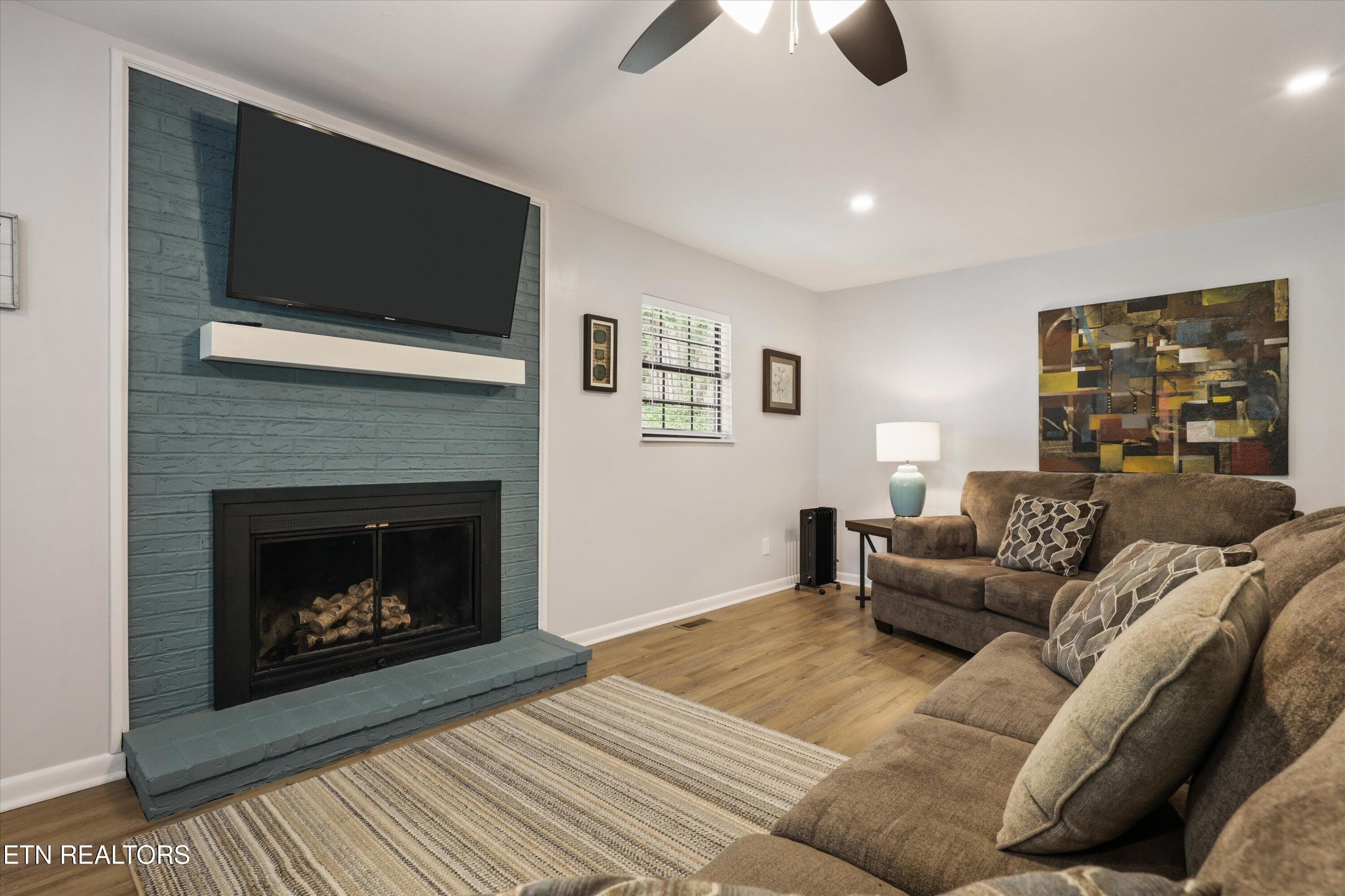 Living Room - 5524 Carter Rd, Knoxville, TN 37918, Knoxville