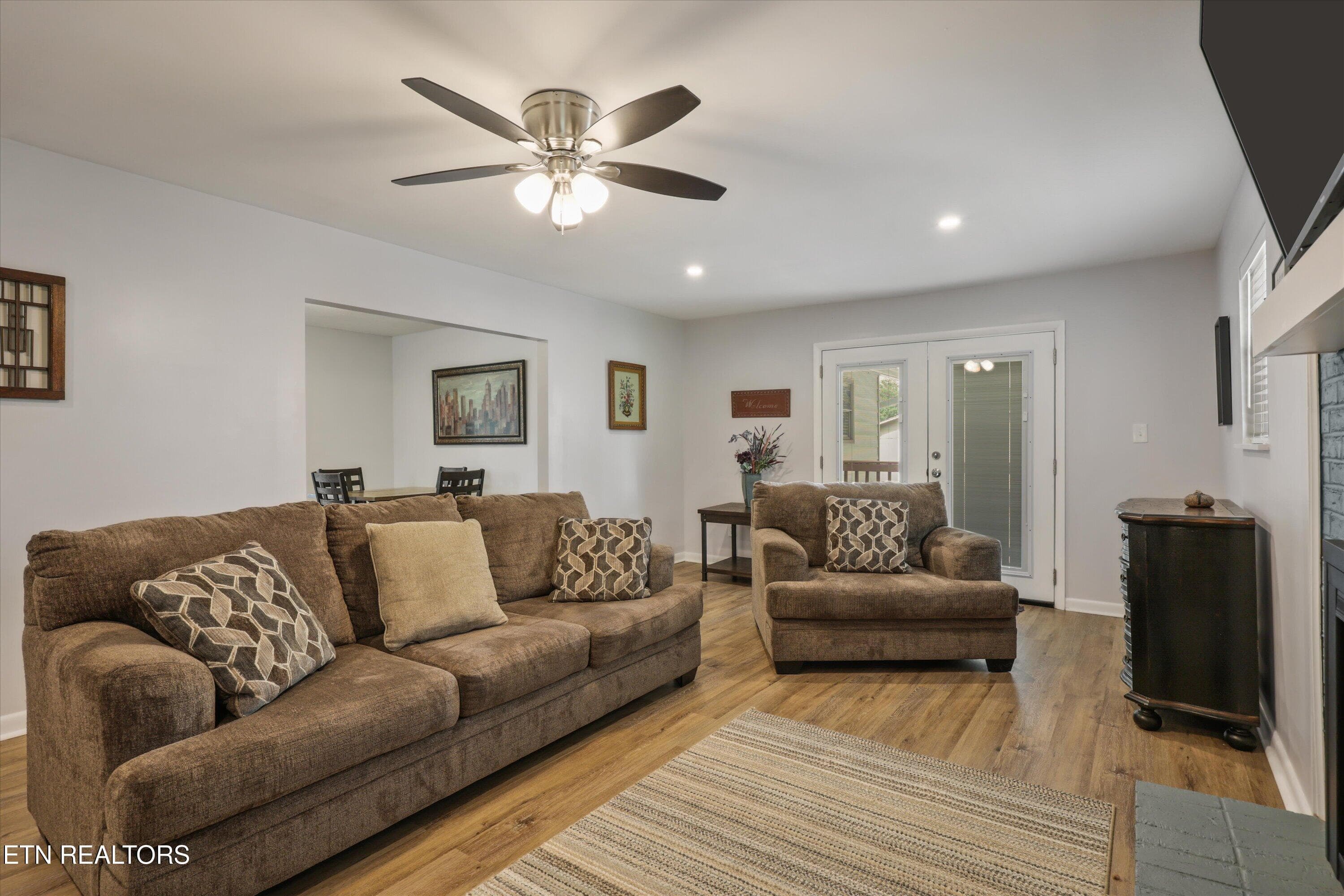 Living Room - 5524 Carter Rd, Knoxville, TN 37918, Knoxville
