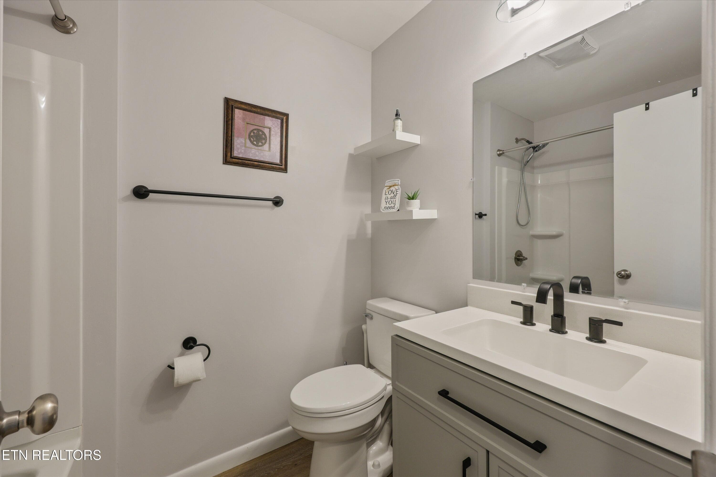 Full Bathroom - 5524 Carter Rd, Knoxville, TN 37918, Knoxville
