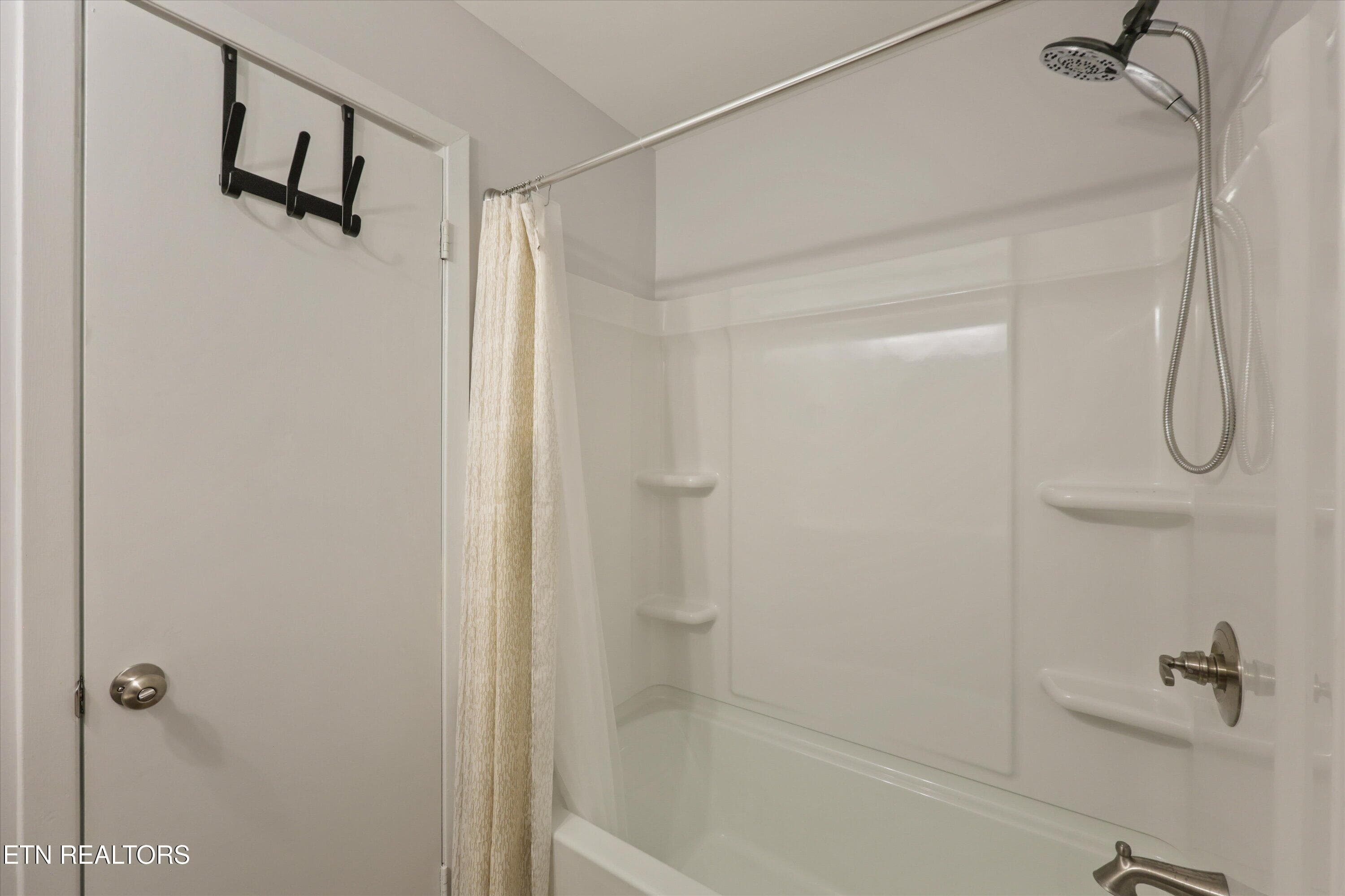 Full Bathroom - 5524 Carter Rd, Knoxville, TN 37918, Knoxville