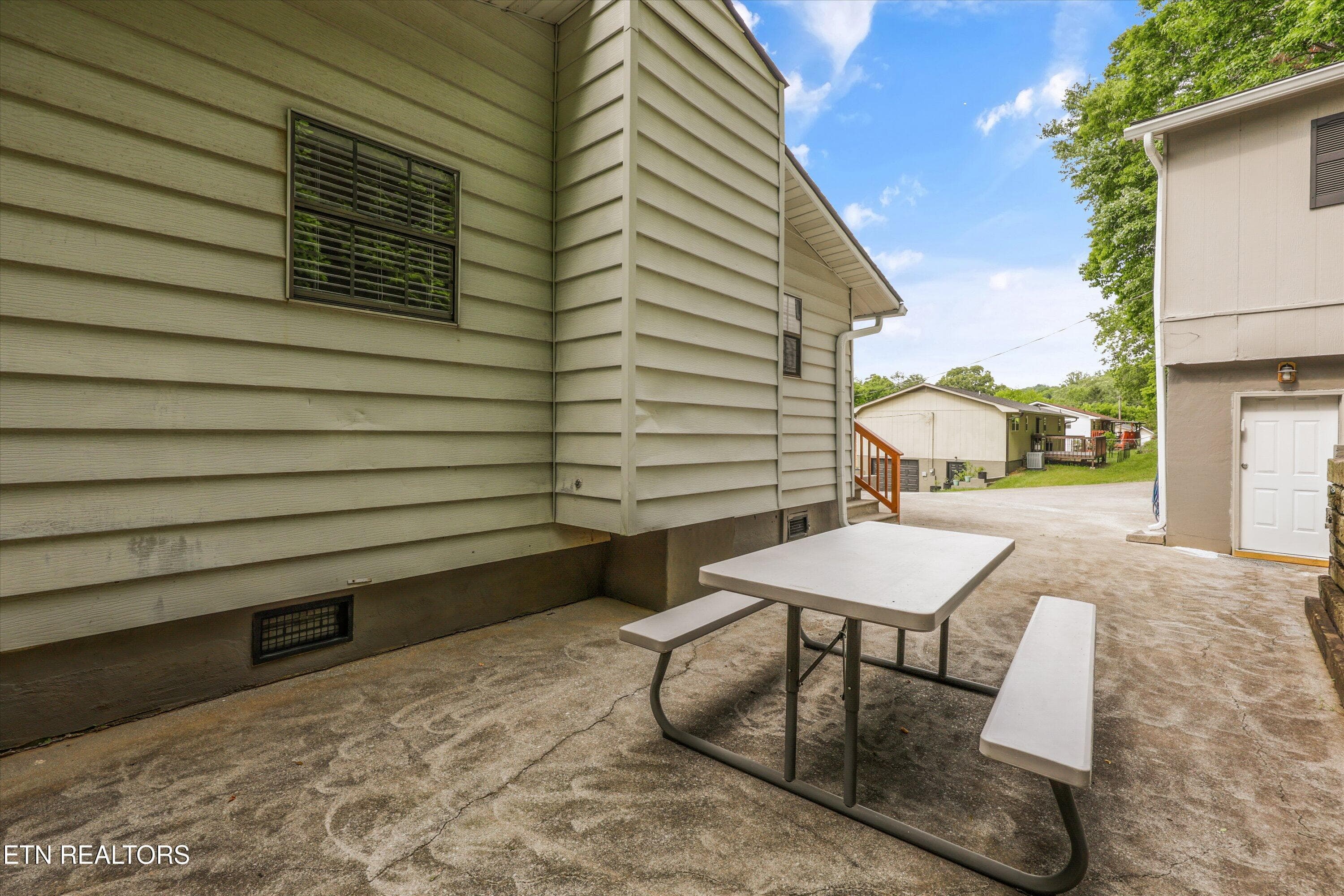 Shared Patio Area - 5524 Carter Rd, Knoxville, TN 37918, Knoxville