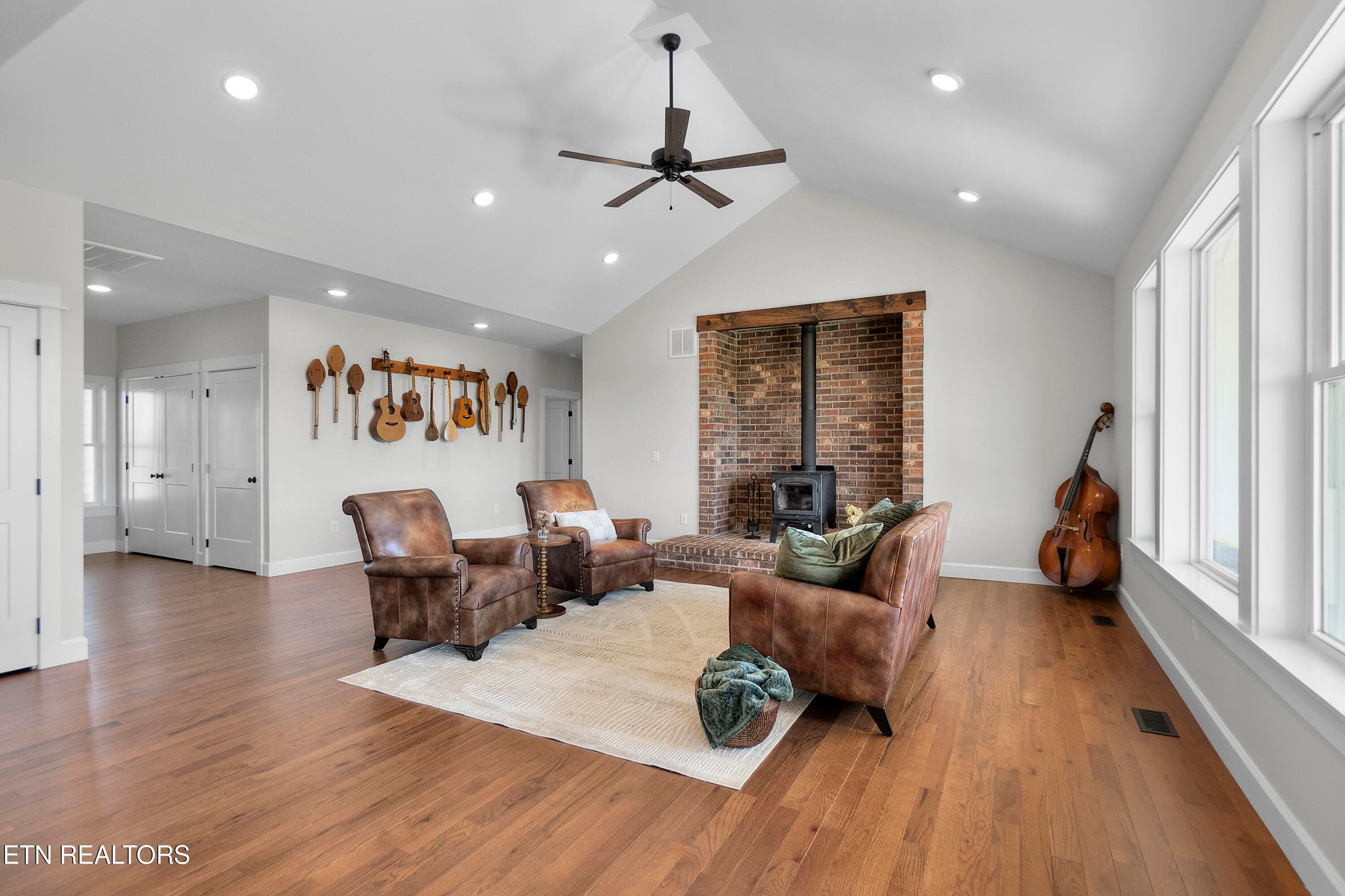 Frog Living Room New 2 - 1121 Frogpond Rd, Friendsville, TN 37737