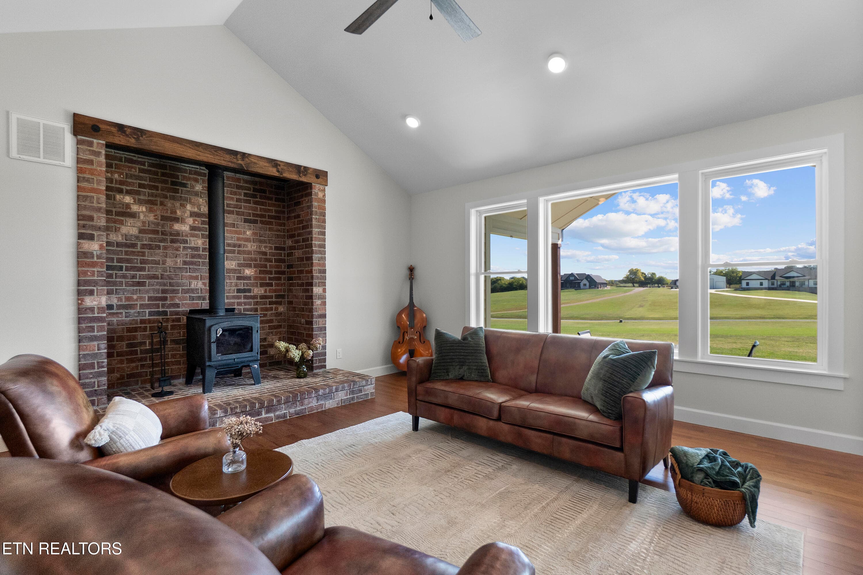 Frog Living Room Window View NEW - 1121 Frogpond Rd, Friendsville, TN 37737