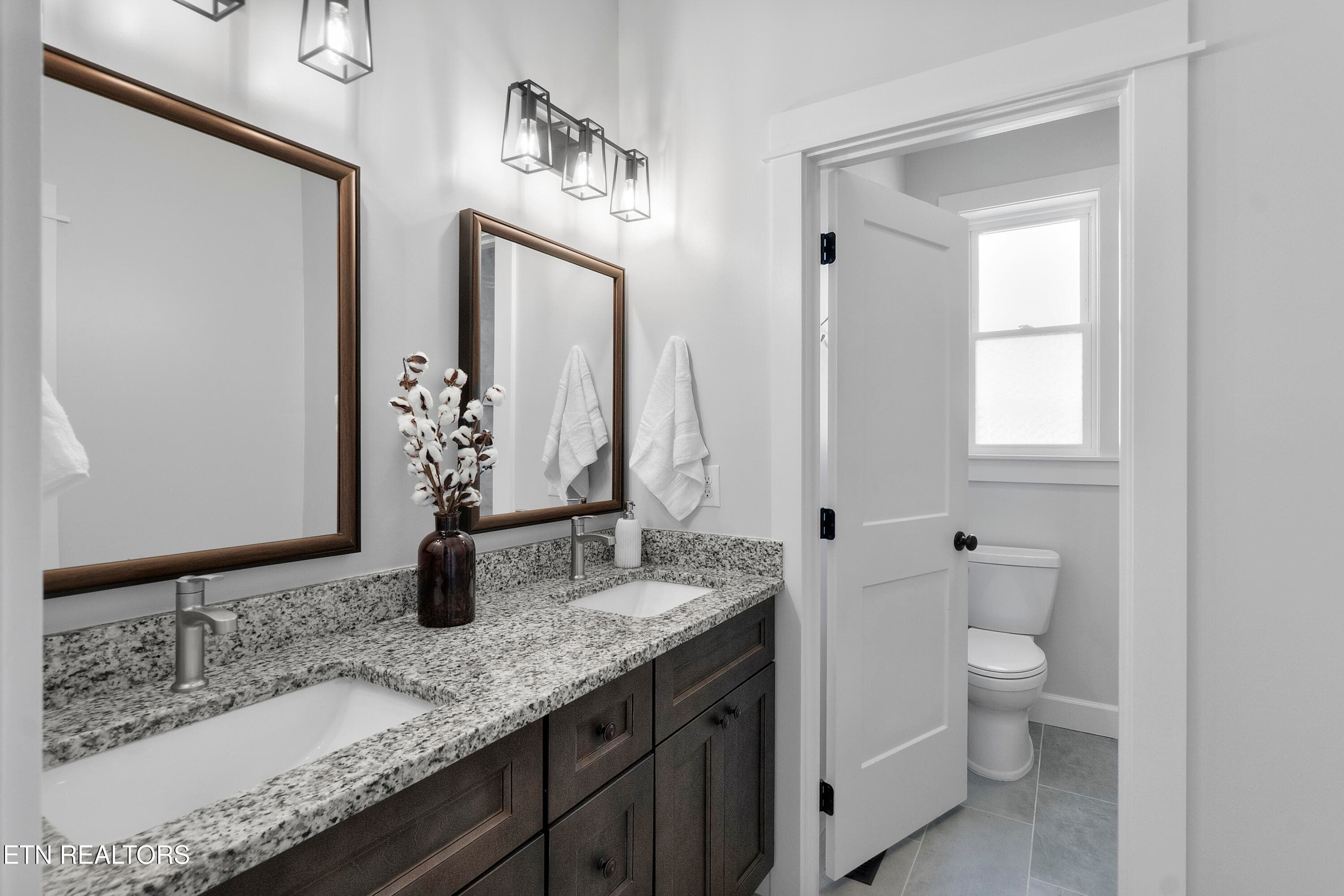 Main Bath - 1121 Frogpond Rd, Friendsville, TN 37737