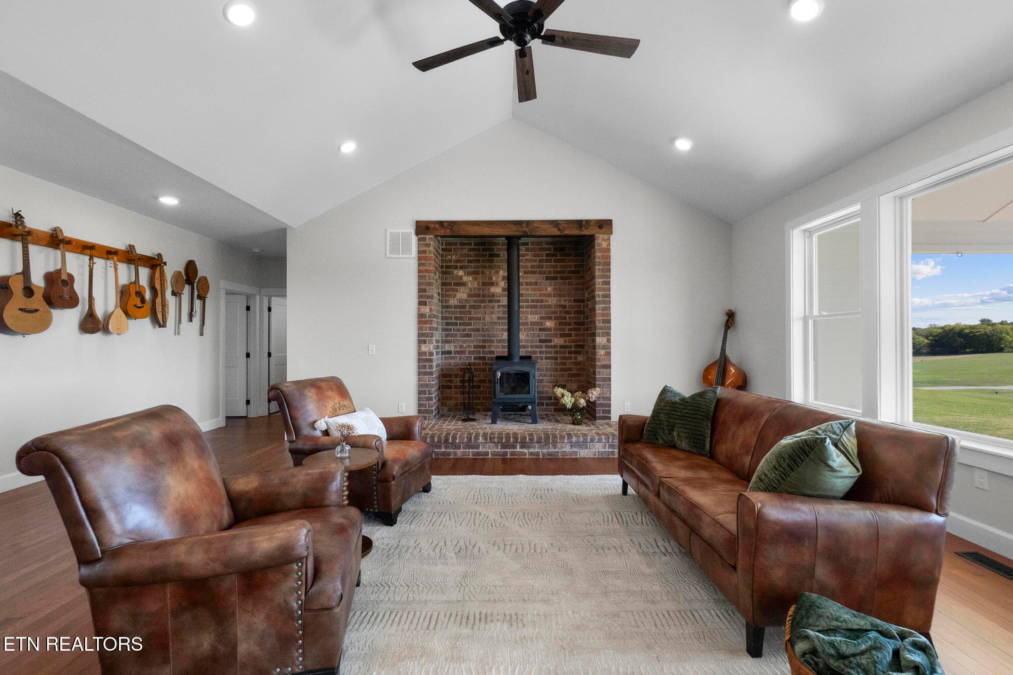 Frog Living Room New - 1121 Frogpond Rd, Friendsville, TN 37737