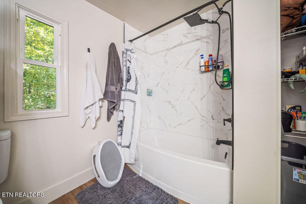 primary shower - 257 Old Andersonville Pike, Heiskell, TN 37754, Heiskell