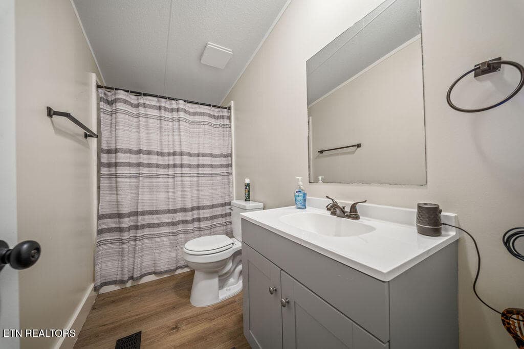 Main Bath - 257 Old Andersonville Pike, Heiskell, TN 37754, Heiskell
