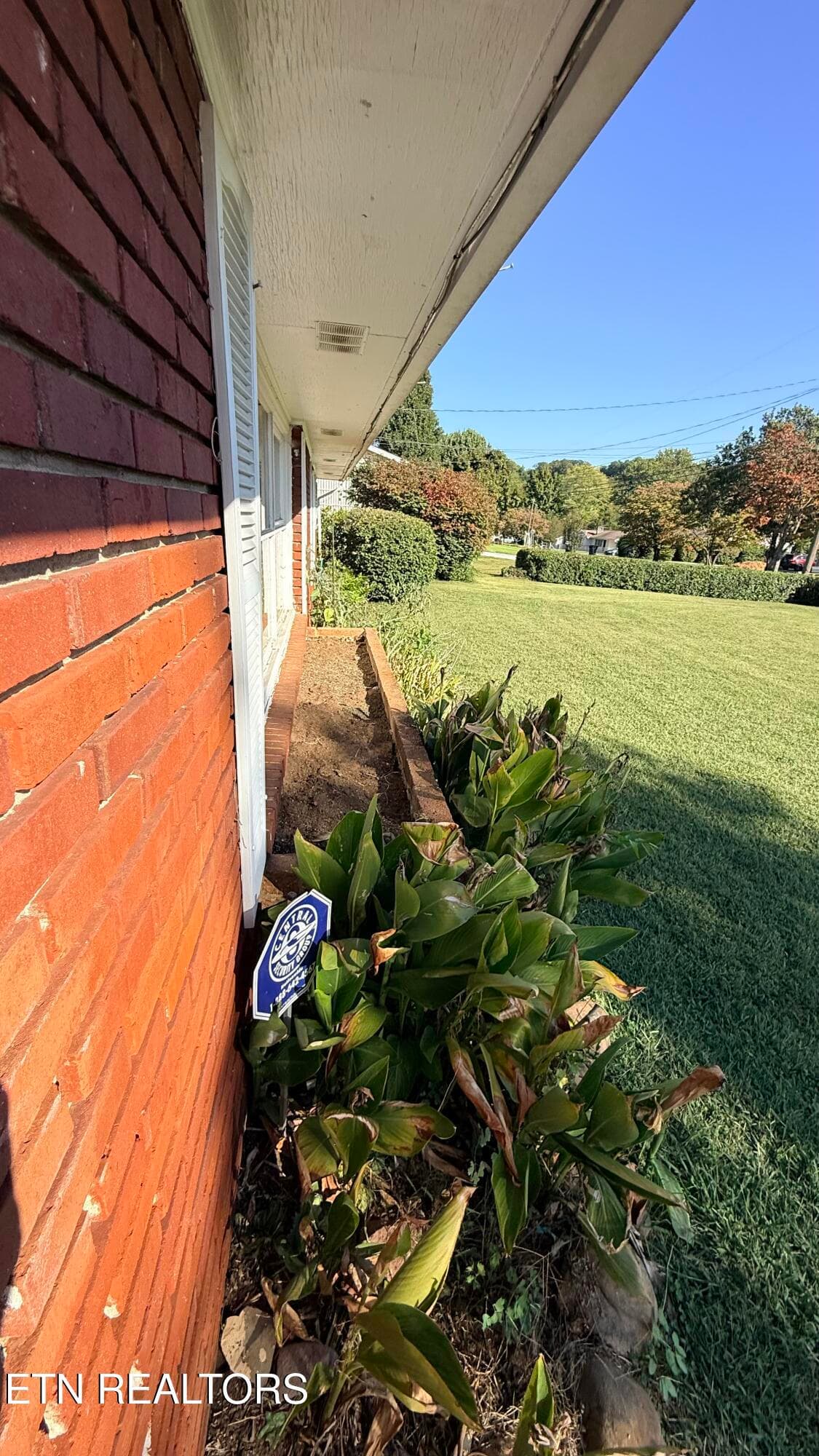 Front planter box - 4229 Drifting Drive, Knoxville, TN 37912, Knoxville