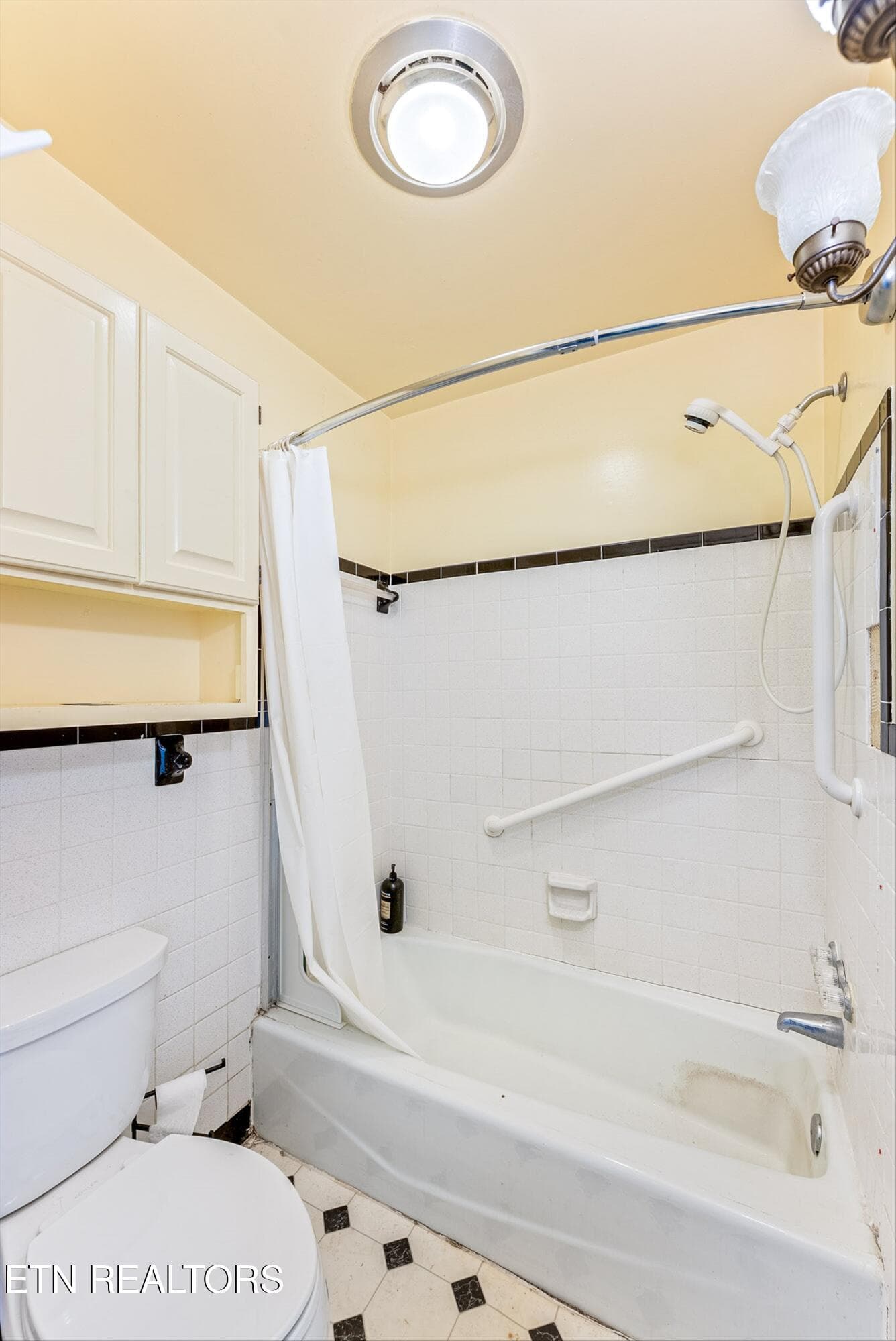26-1st Bath A3 - 119 Adair Drive, Knoxville, TN 37918, Knoxville
