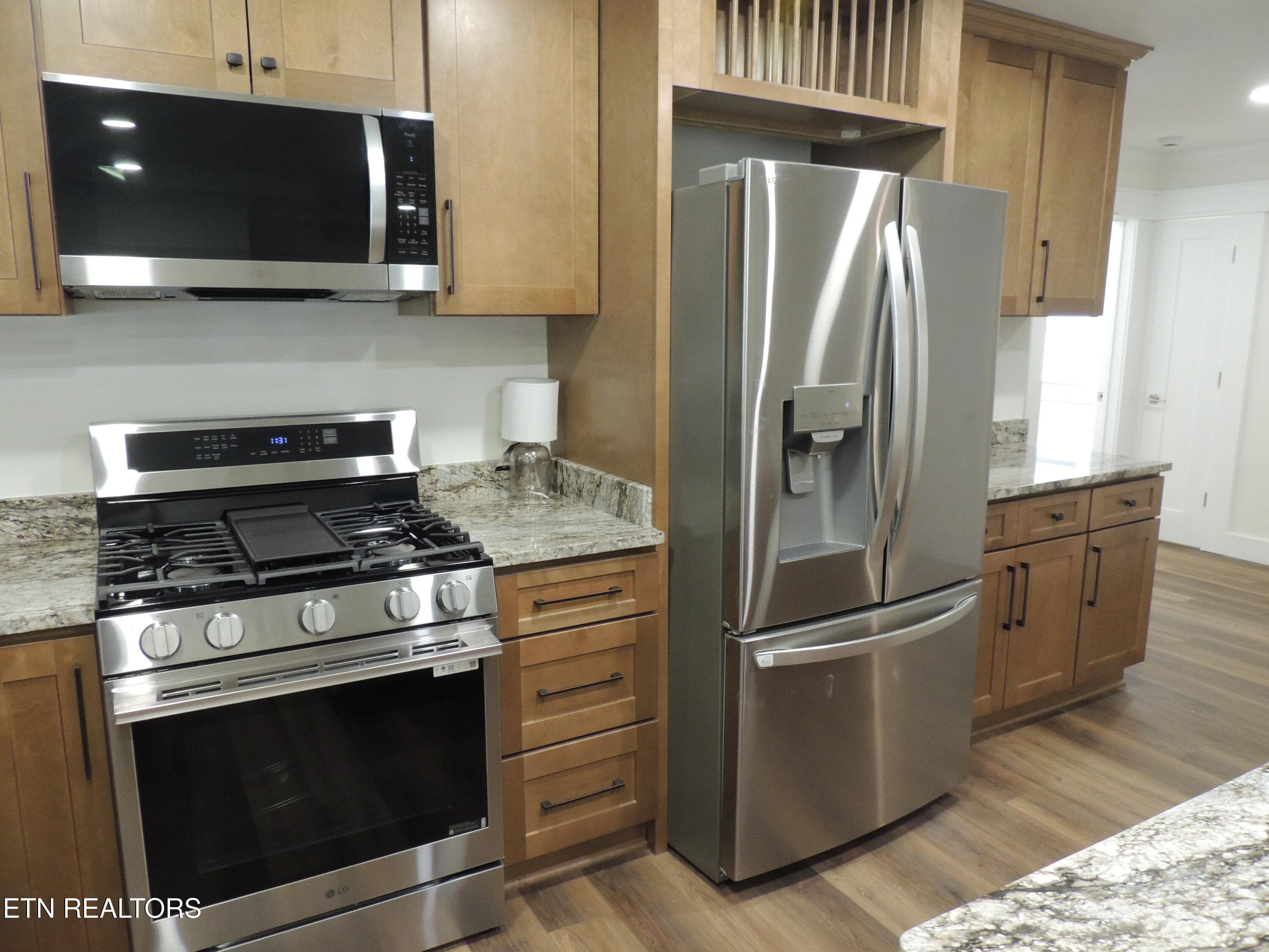Range & Refrigerator - 3434 Kenilworth Lane, Knoxville, TN 37917, Knoxville