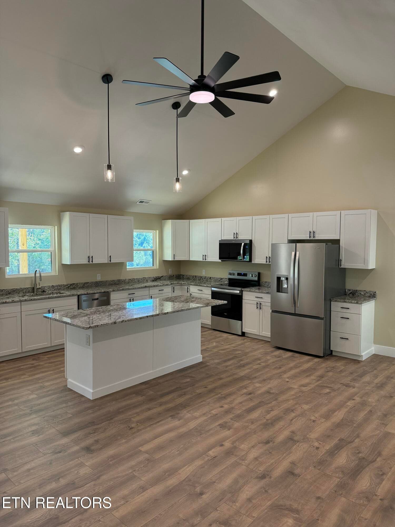 Kitchen with Appliances - 105 Van Stowe Rd, Harriman, TN 37748, Harriman