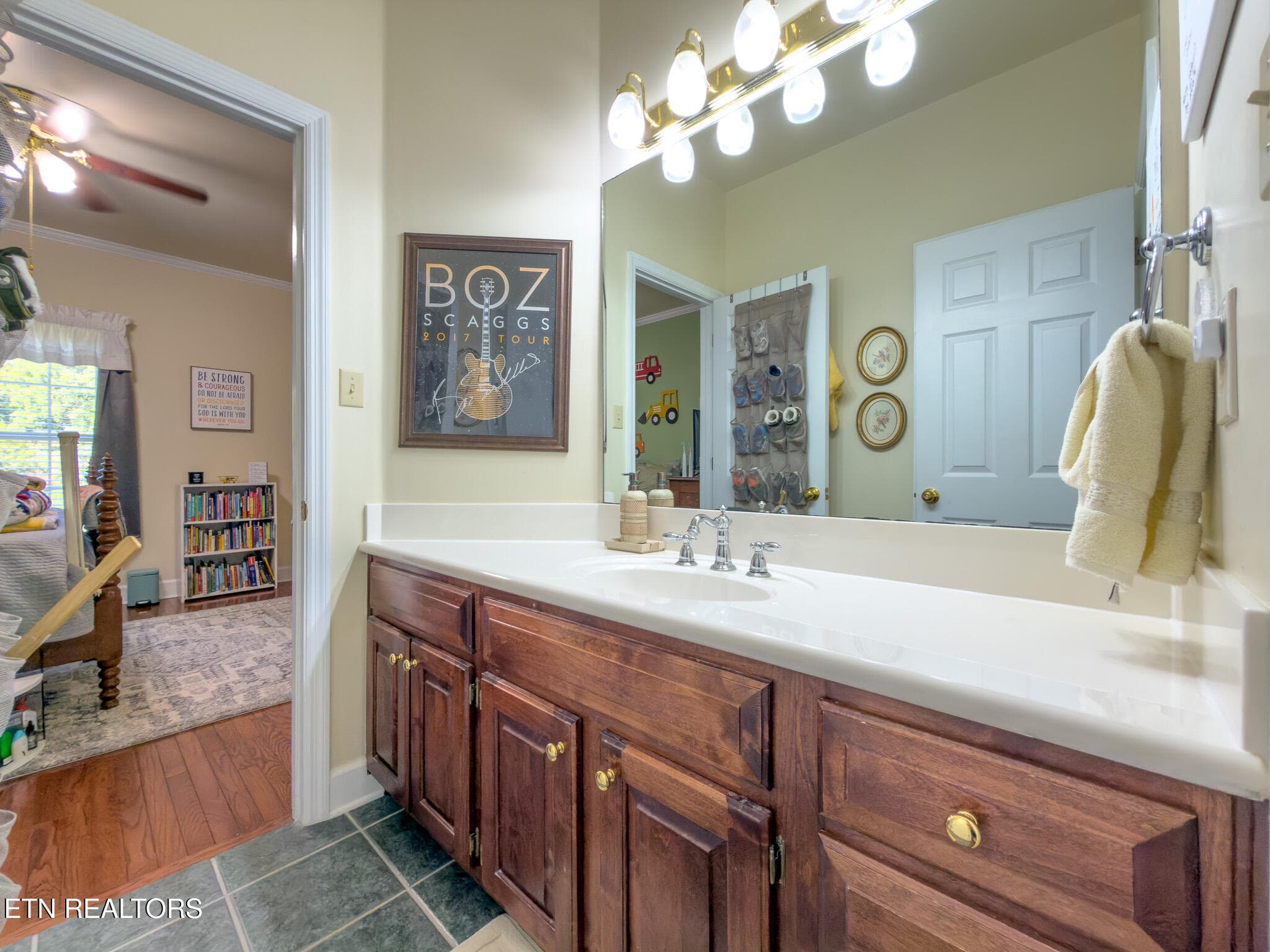 JAck/Jill Bathroom - 2451 Parris Drive, Lenoir City, TN 37772, Lenoir City