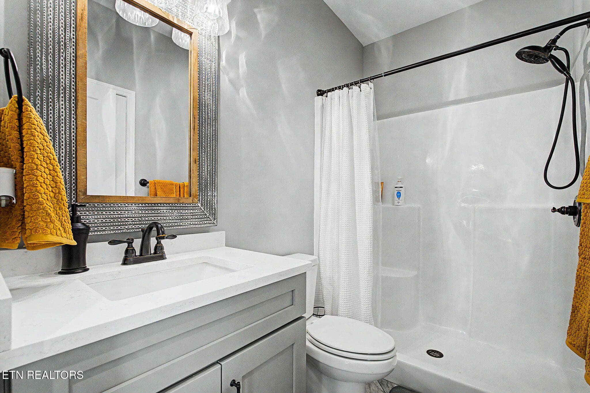 Main Level Guest Bath - 2039 Highland Ridge Lane, Knoxville, TN 37932, Knoxville