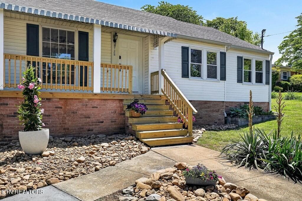 tur3 - 128 S Young St, Sparta, TN 38583, Sparta