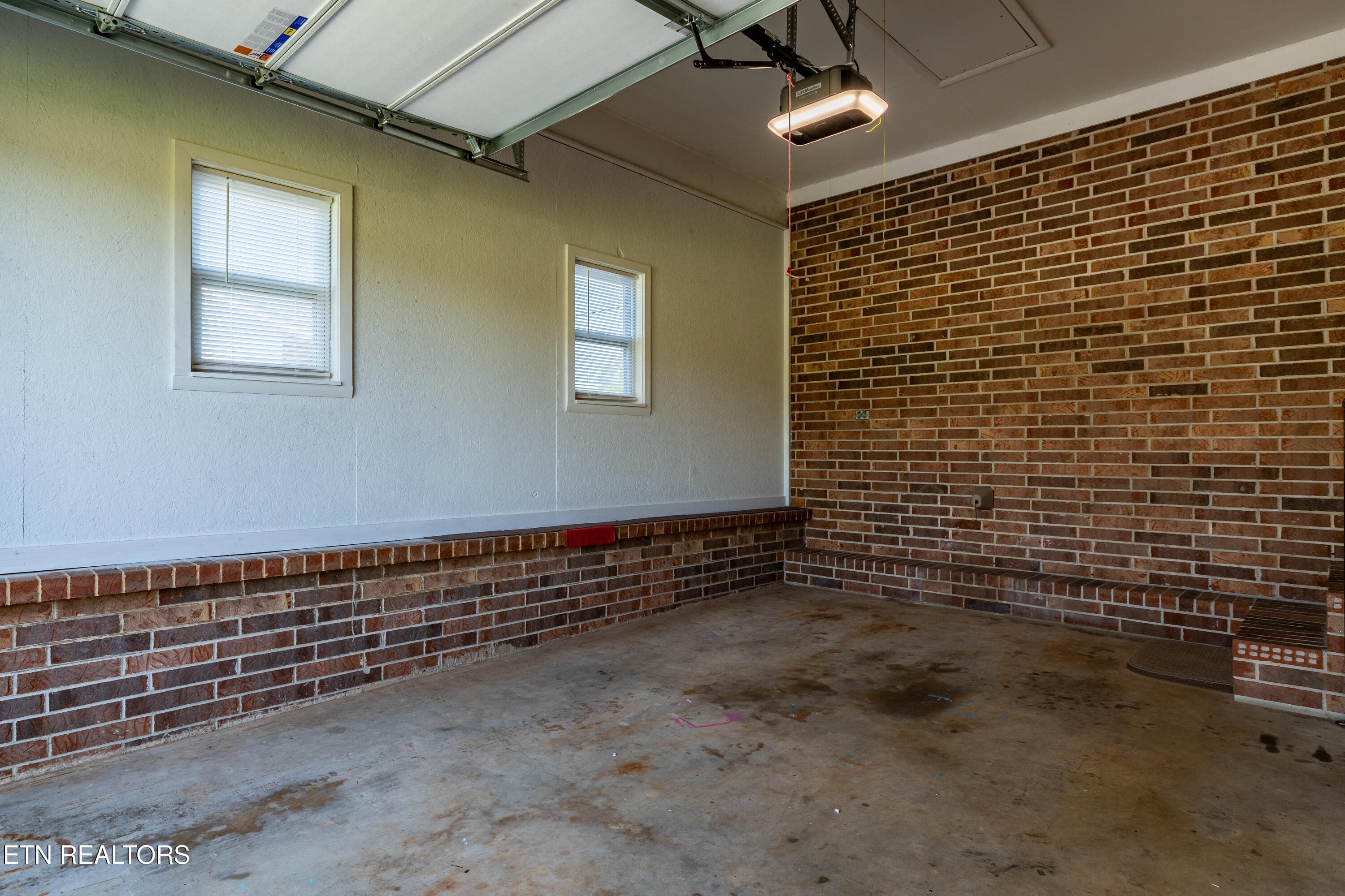 Garage - 1610 N State Highway 11, Sweetwater, TN 37874, Sweetwater