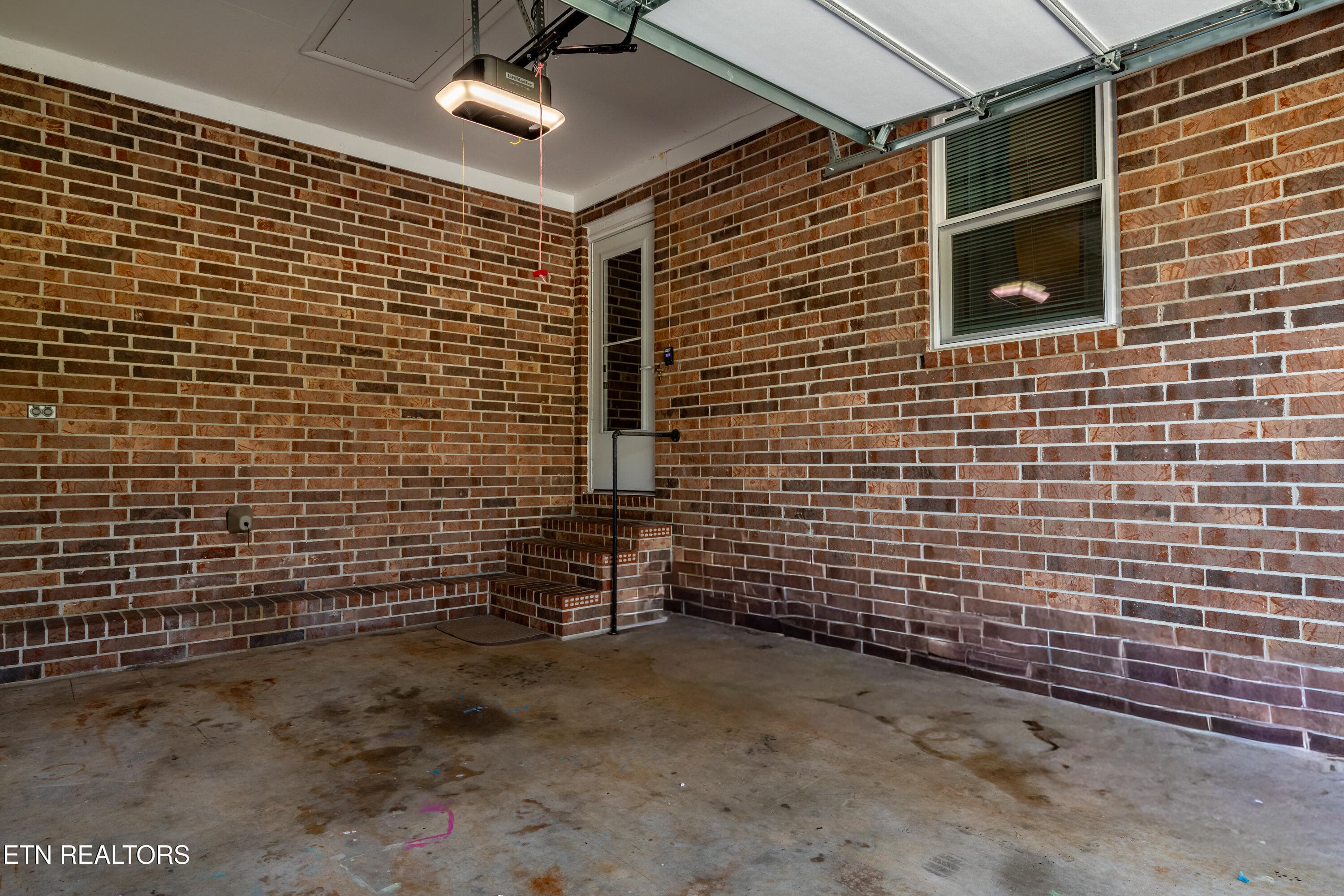 Garage - 1610 N State Highway 11, Sweetwater, TN 37874, Sweetwater