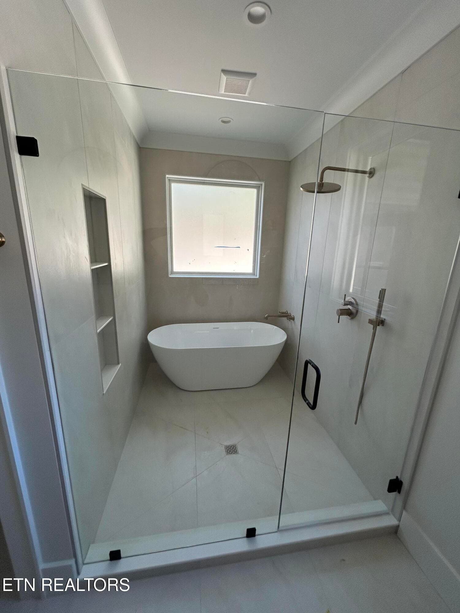 Shower/tub primary bath - 107 Amohi Way, Loudon, TN 37774