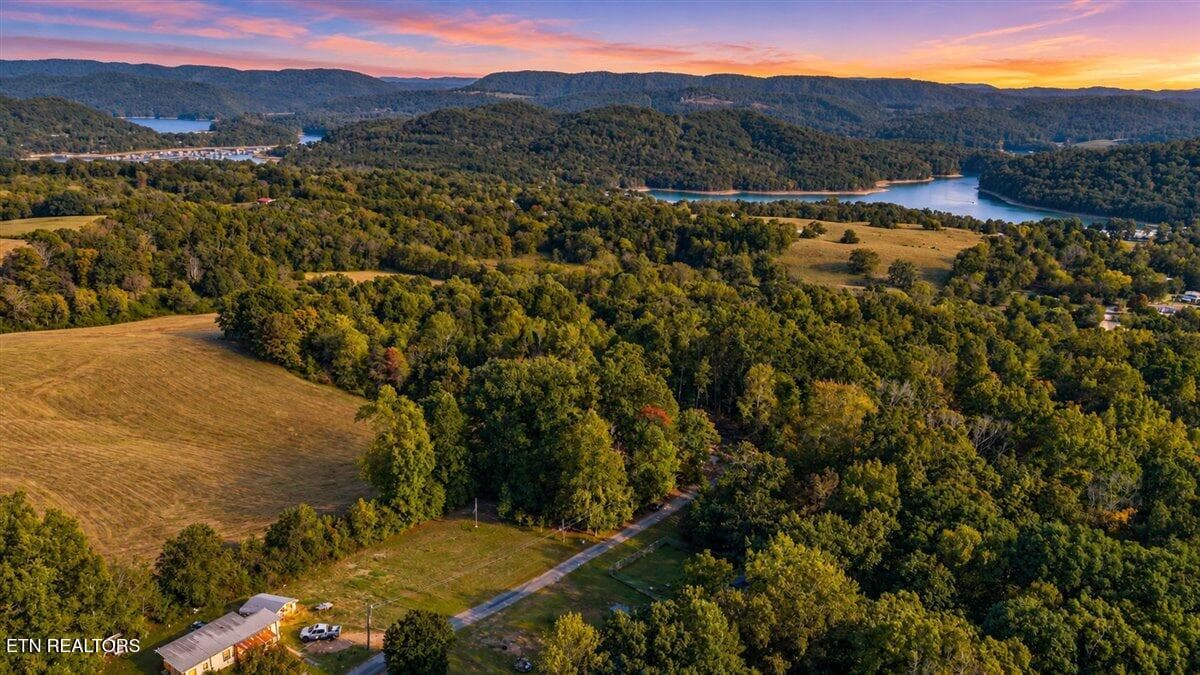 Center Lane, New Tazewell, TN 37825