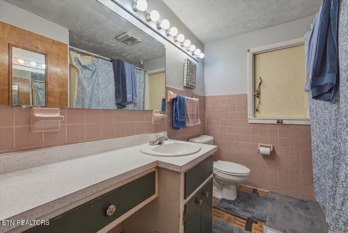 15-Full Bath - 4155 Sevierville Rd, Maryville, TN 37804, Maryville