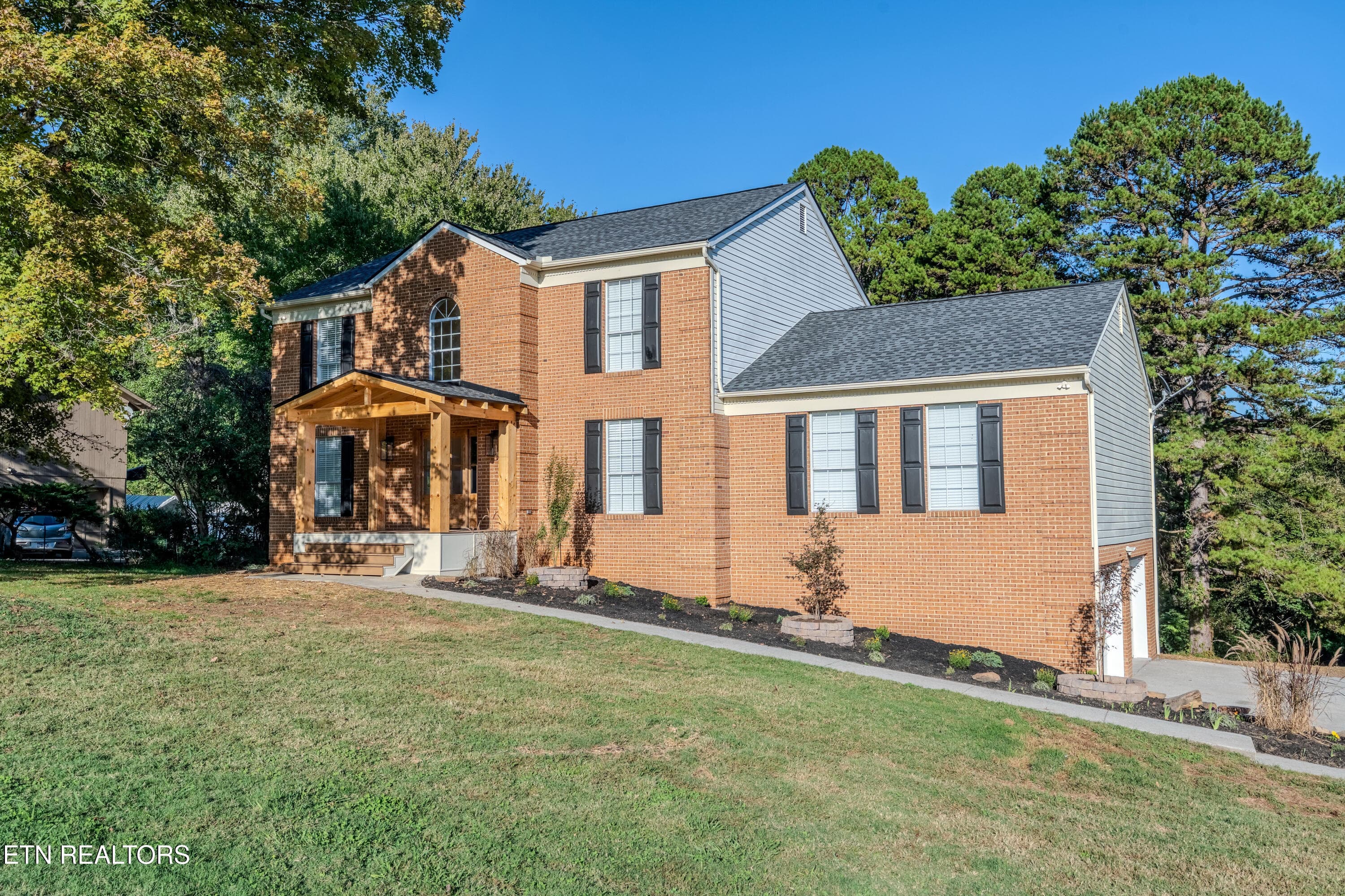 1908 Breezy Ridge Tr, Knoxville, TN 37922