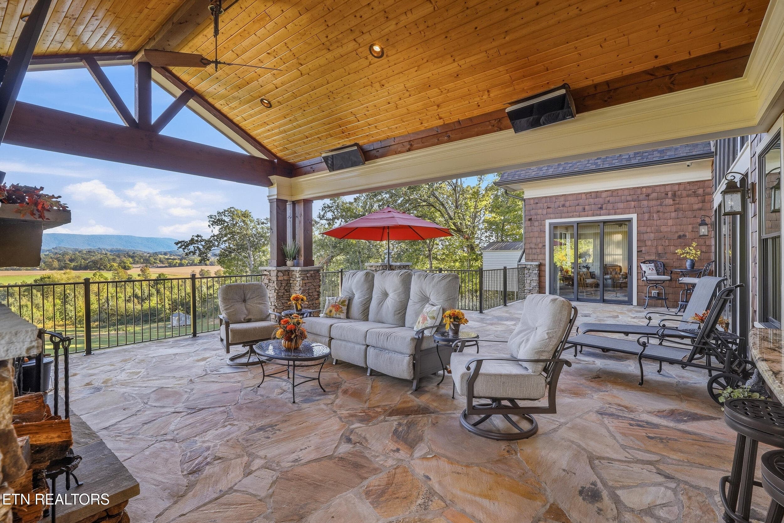 Covered Outdoor Veranda - 2032 Cochran Rd, Maryville, TN 37803