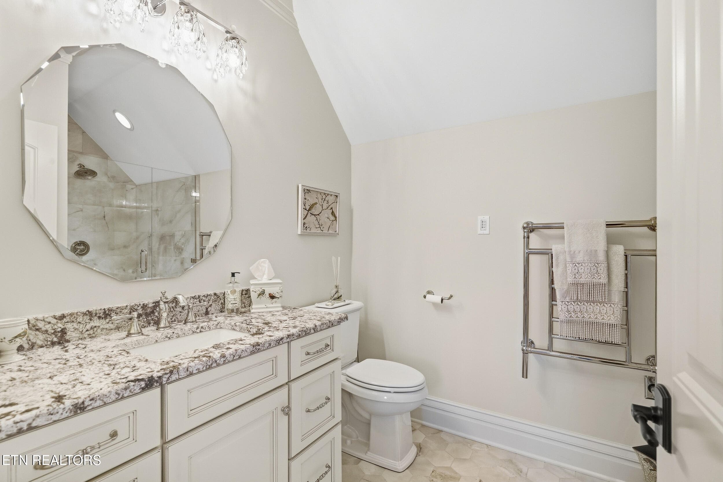 Upper-Level Ensuite Bath 3 - 2032 Cochran Rd, Maryville, TN 37803