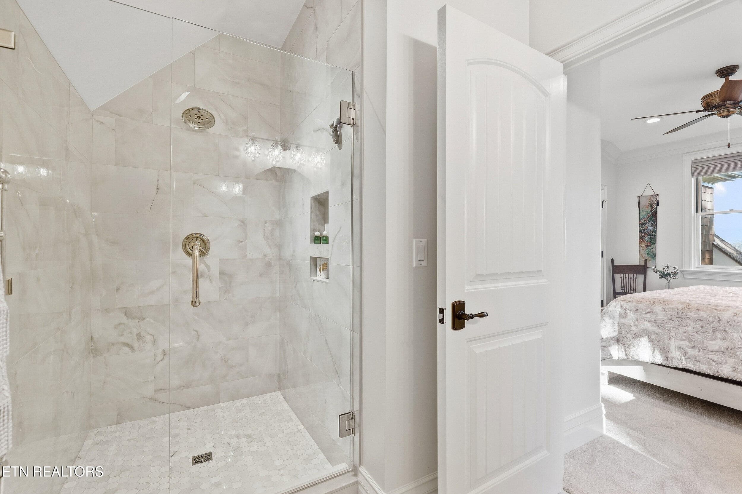 Upper-Level Ensuite Bath 3 - 2032 Cochran Rd, Maryville, TN 37803
