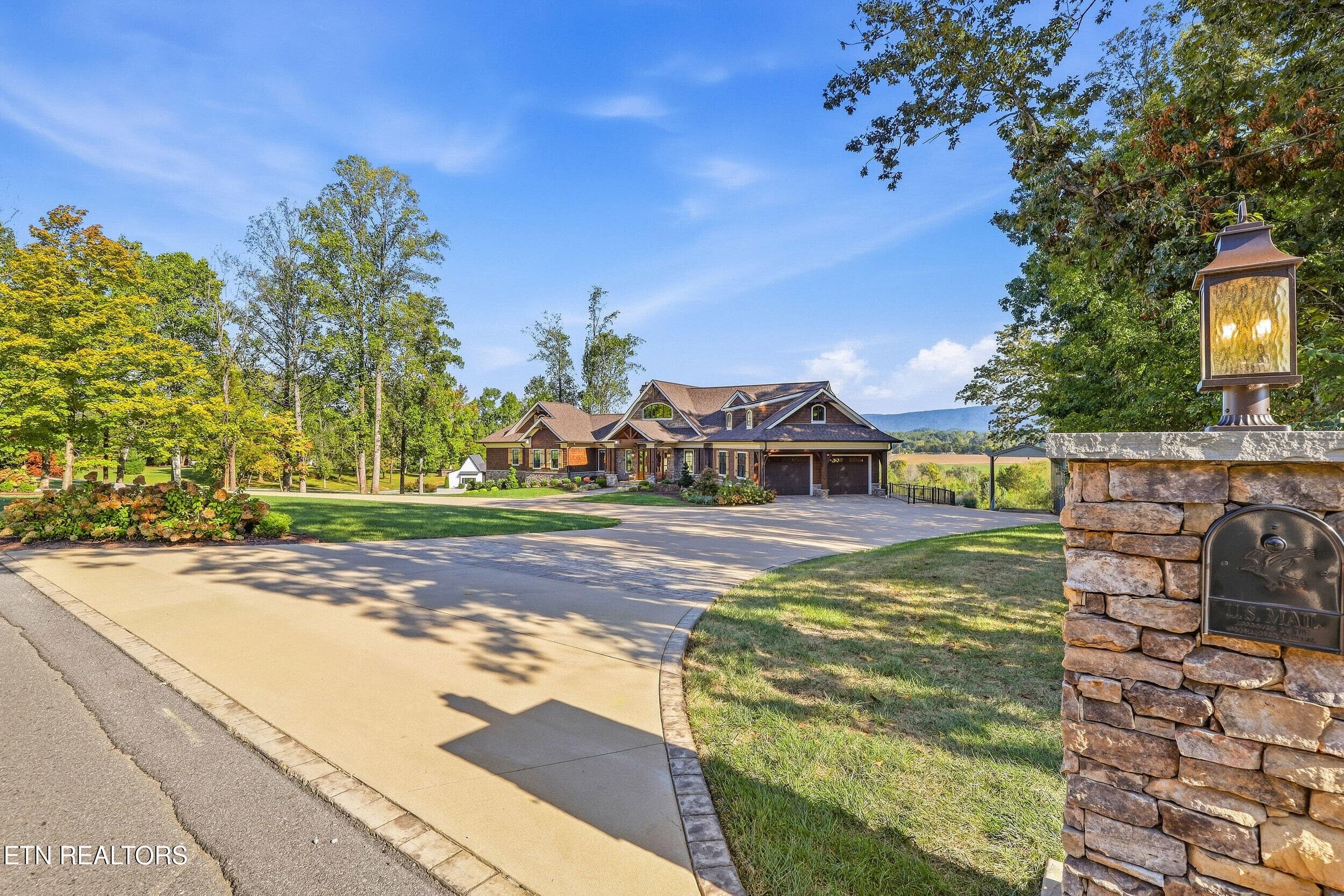 Street Approach & Circular Driveway - 2032 Cochran Rd, Maryville, TN 37803
