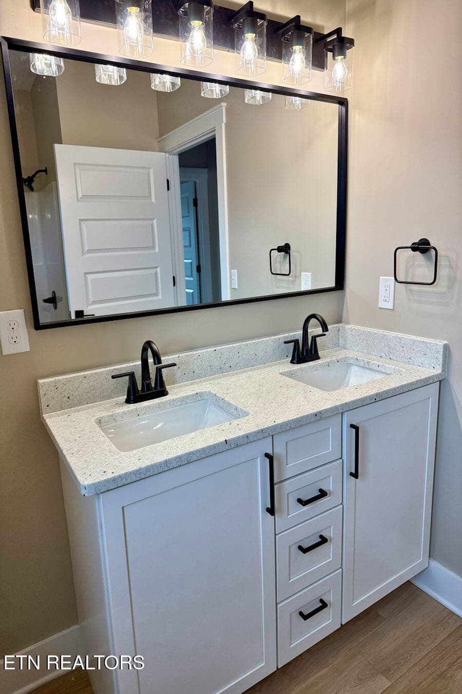 hall bath4b - 1259 Stewart St, Sevierville, TN 37876, Sevierville