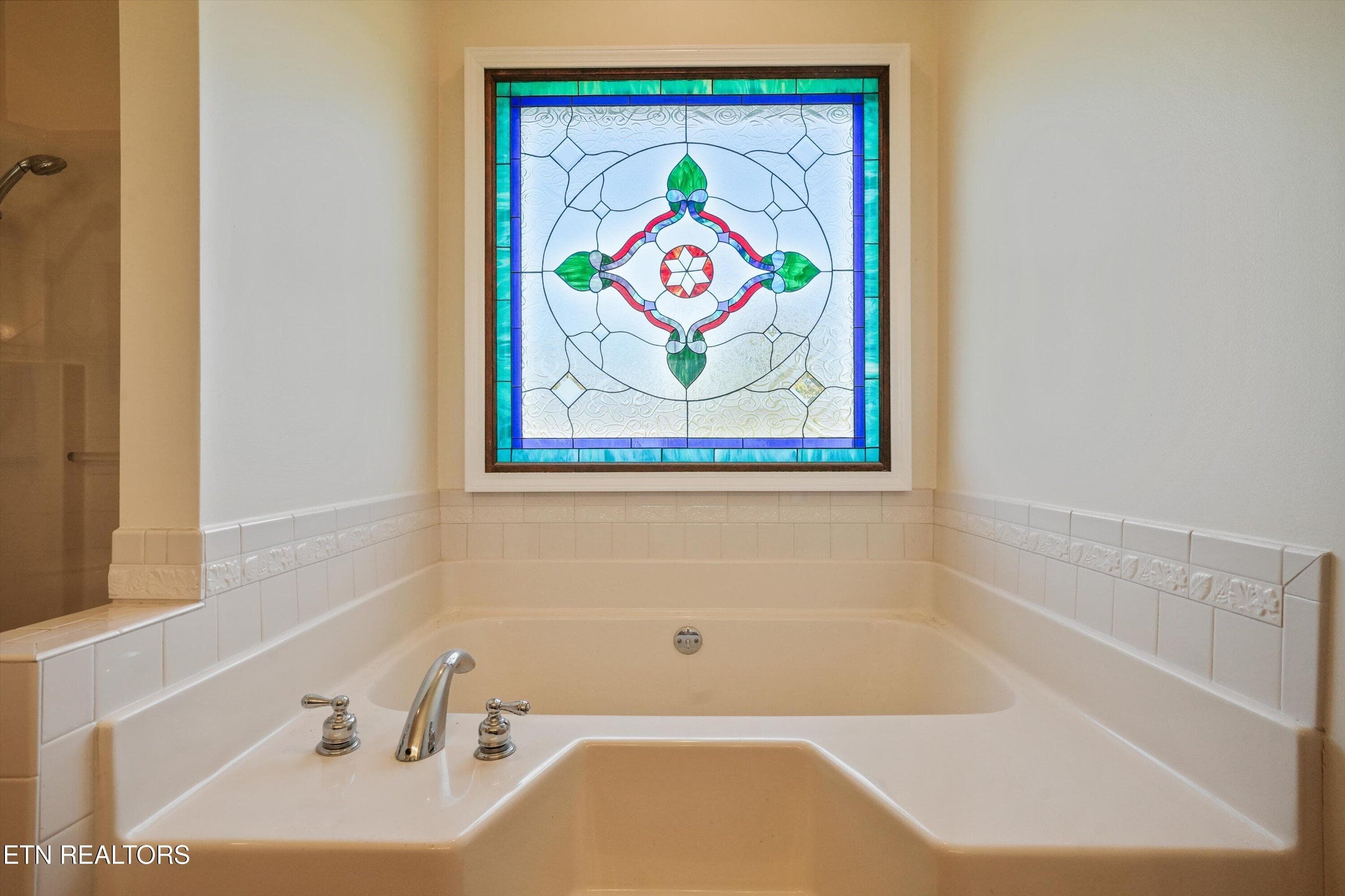Garden tub - 3412 Seebers Court, Louisville, TN 37777, Louisville