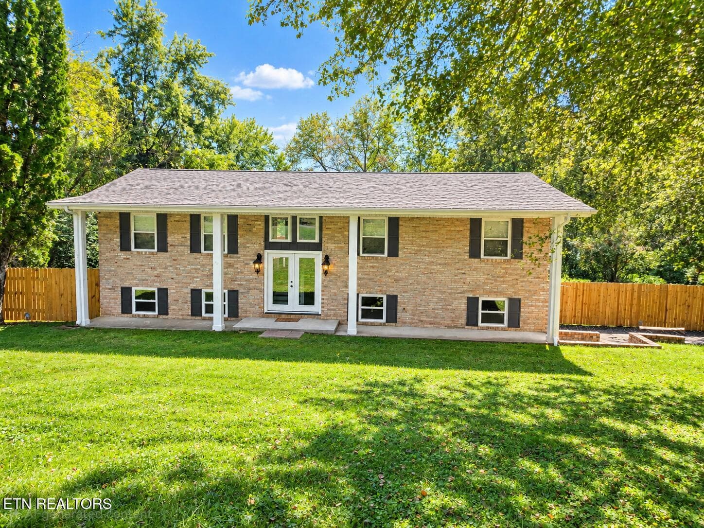 1221 Laurel Rd, Clinton, TN 37716