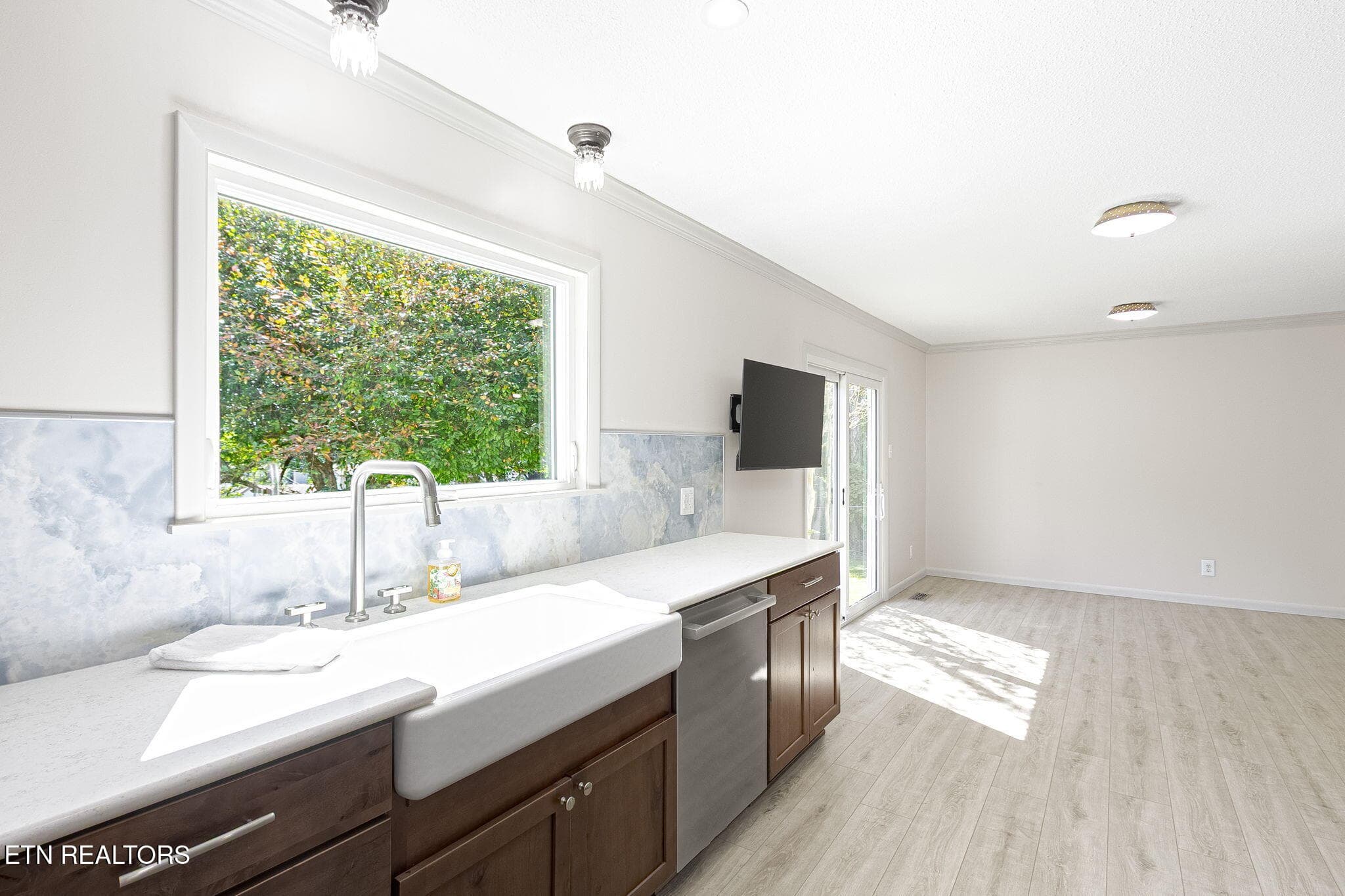 FARMHOUSE SINK - 11554 Midhurst Drive, Knoxville, TN 37934, Knoxville