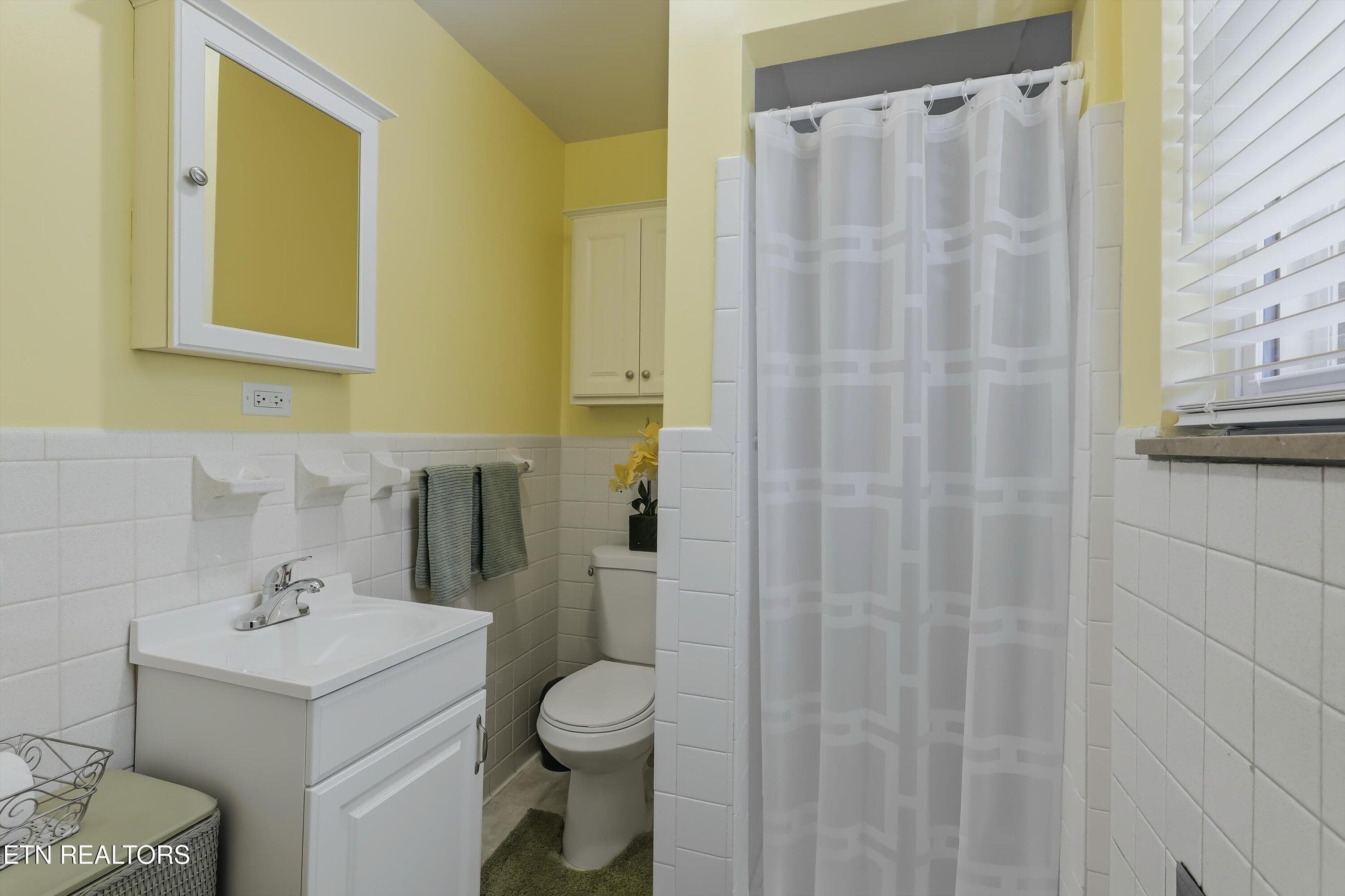 Walk in shower Bath 1 - 4330 Larigo Drive, Knoxville, TN 37914, Knoxville