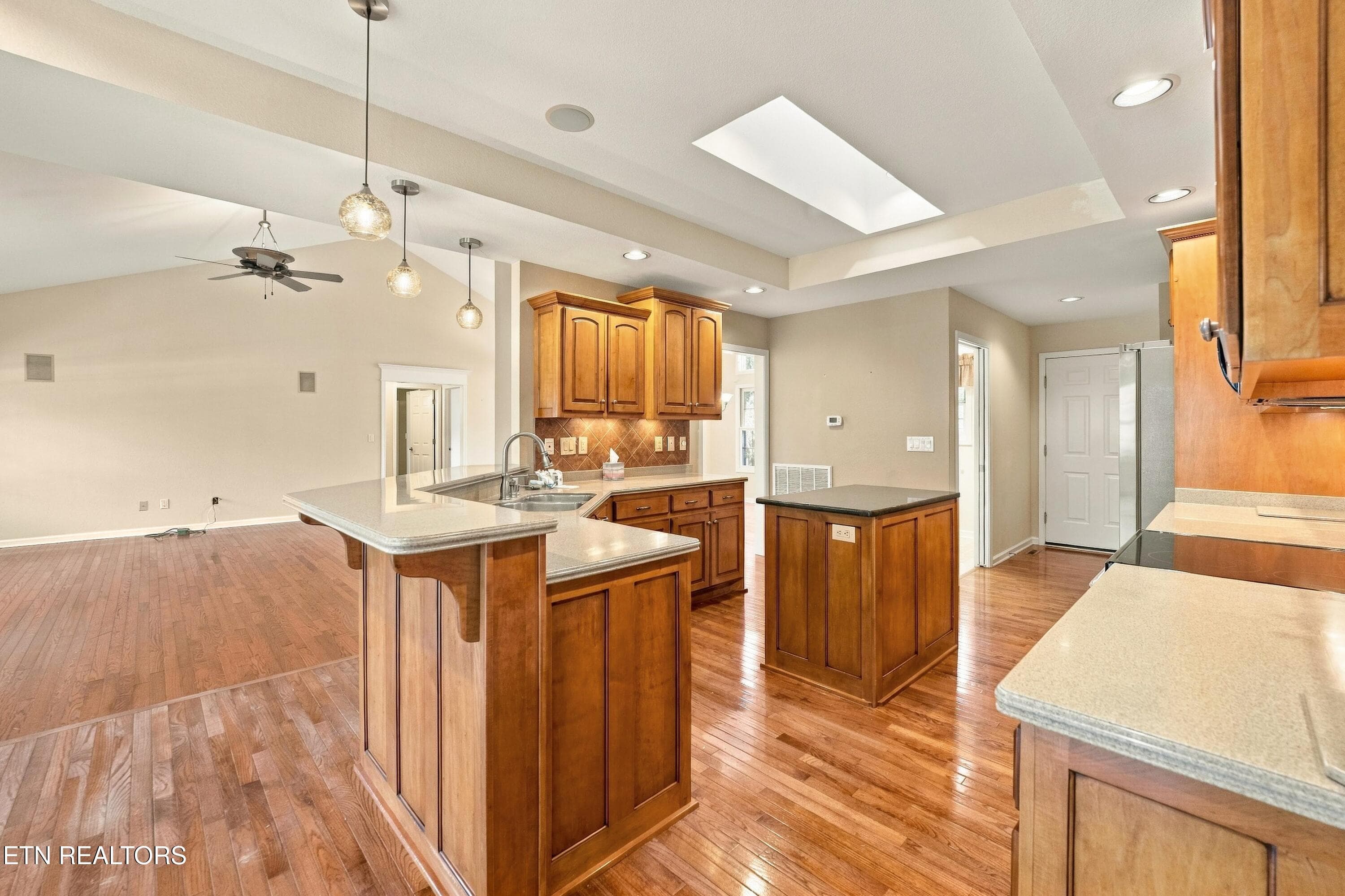Breakfast Bar and Island - 106 Mariners Drive, Crossville, TN 38558