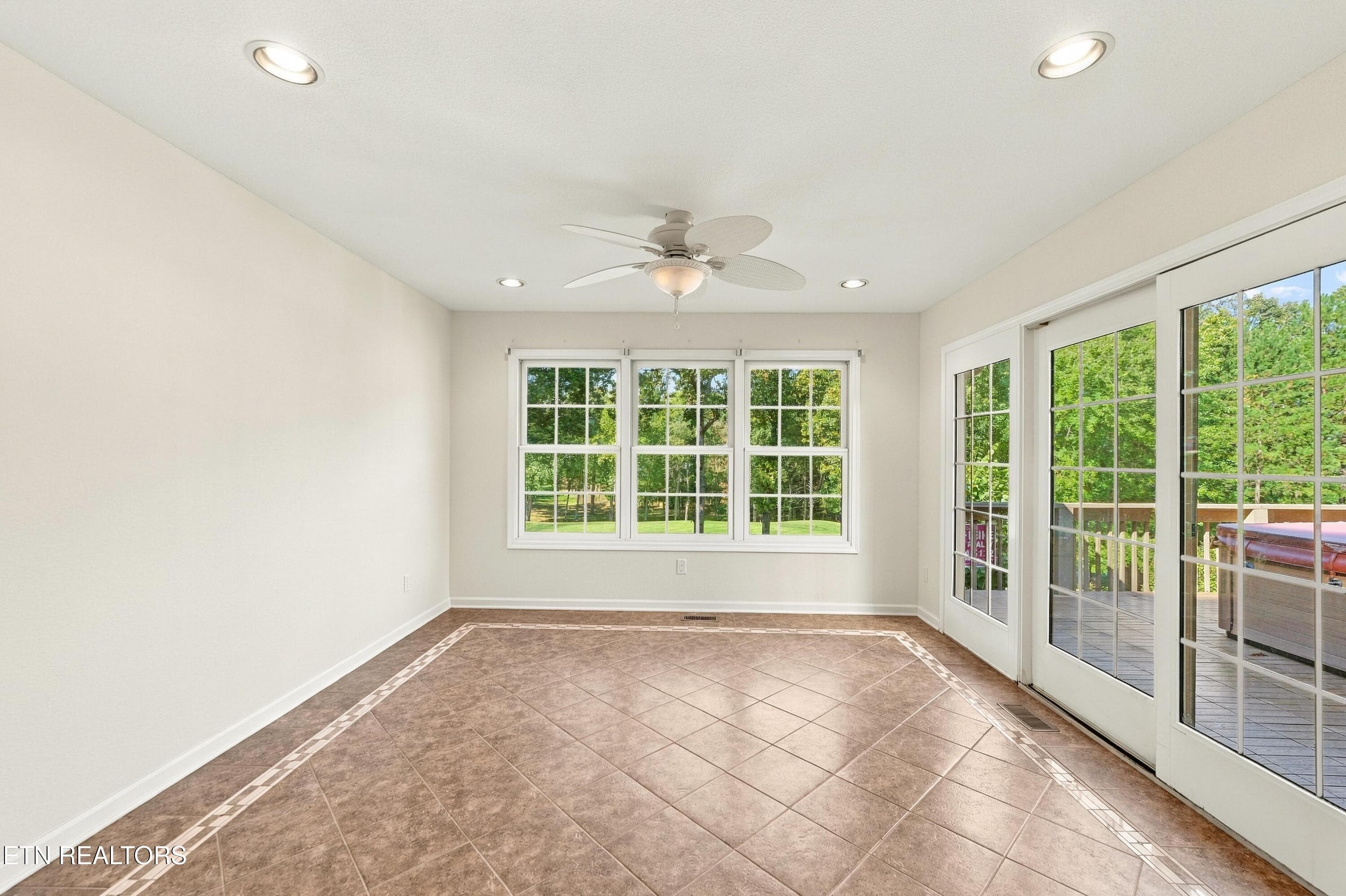 Sunroom Overlooking Golf Course - 106 Mariners Drive, Crossville, TN 38558