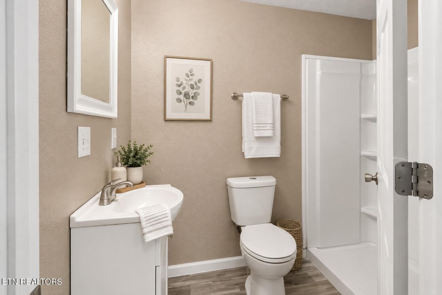 04_Bathroom - 232 E Robbins St, Jellico, TN 37762