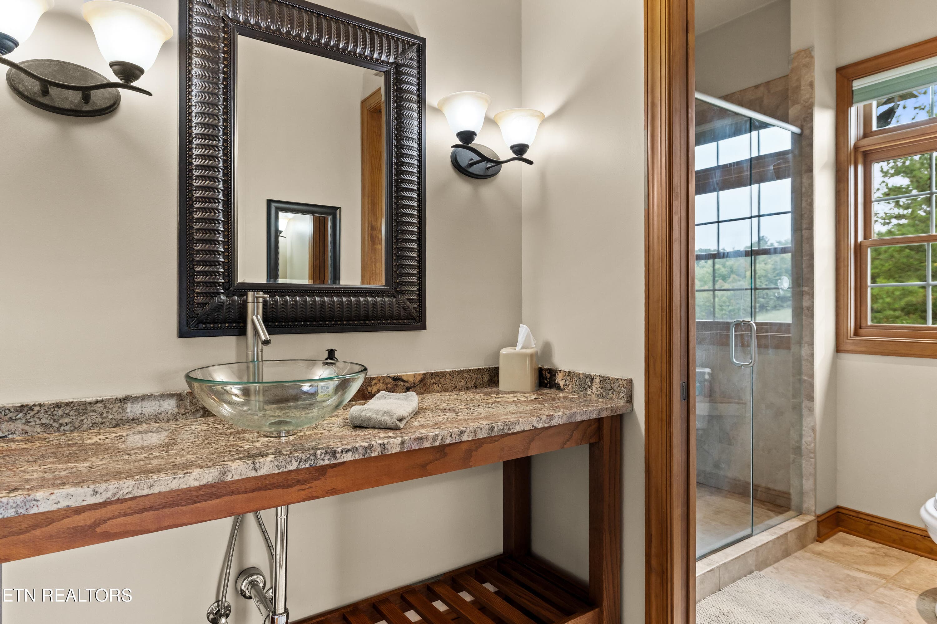 Updairs Bath 2 - 1410 Ward Rd, Loudon, TN 37774, Loudon