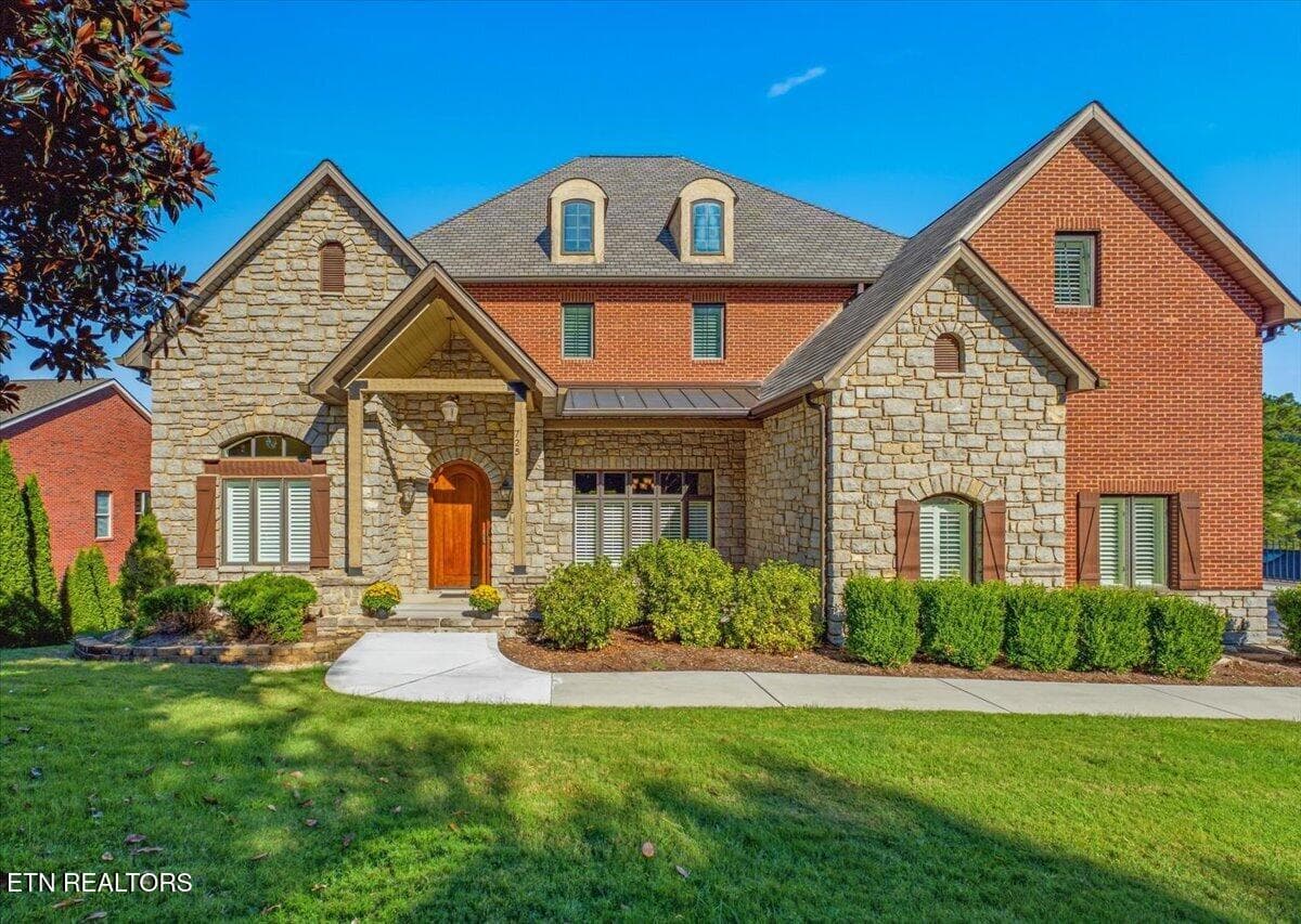 725 Riverchase Rd, Lenoir City, TN 37772