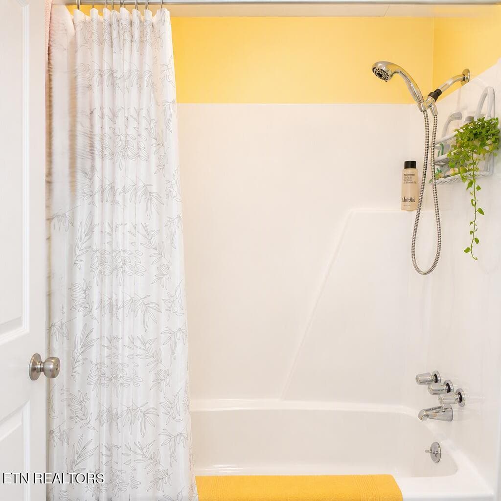 Tub/shower combo - 39 Lakeshore Lane 59, Fairfield Glade, TN 38558, Fairfield Glade