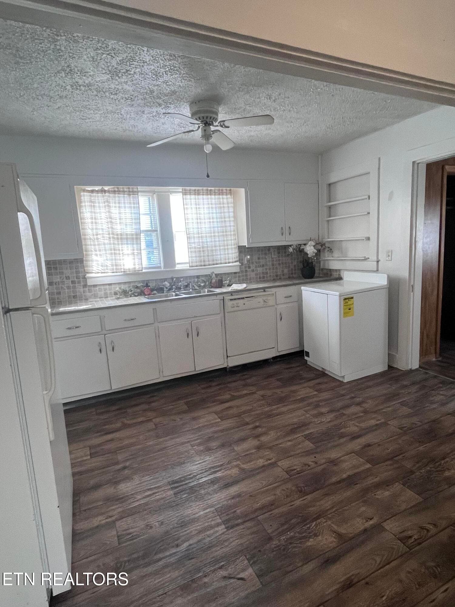 Spacious Kitchen - 227 Henderson Ave, Sevierville, TN 37862, Sevierville