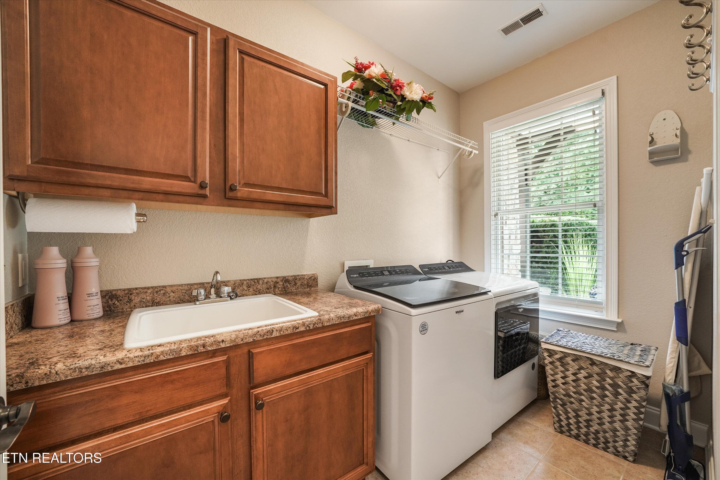 Perfectly located on main floor - 10107 Autumn Valley Lane, Knoxville, TN 37922, Knoxville