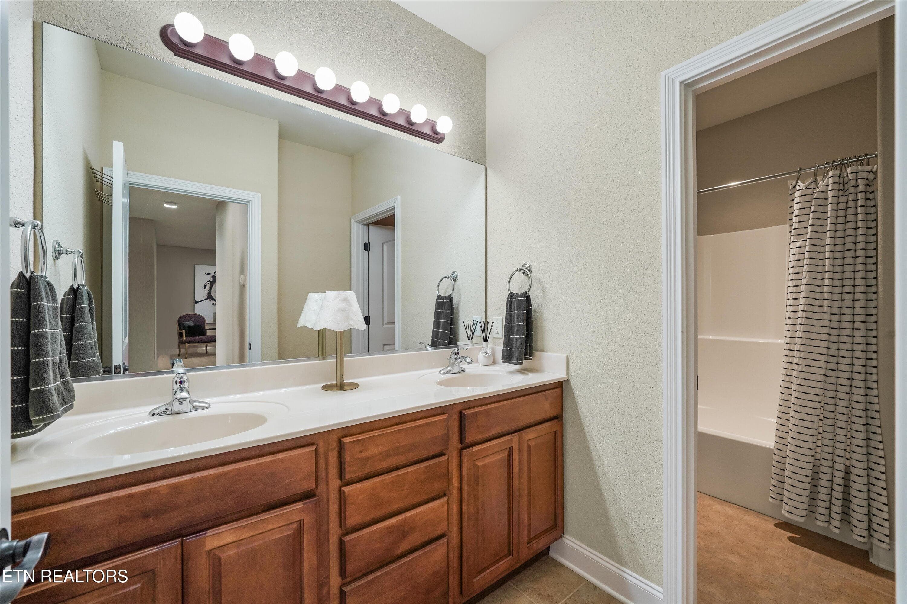 Upstairs Hall Bath - 10107 Autumn Valley Lane, Knoxville, TN 37922, Knoxville