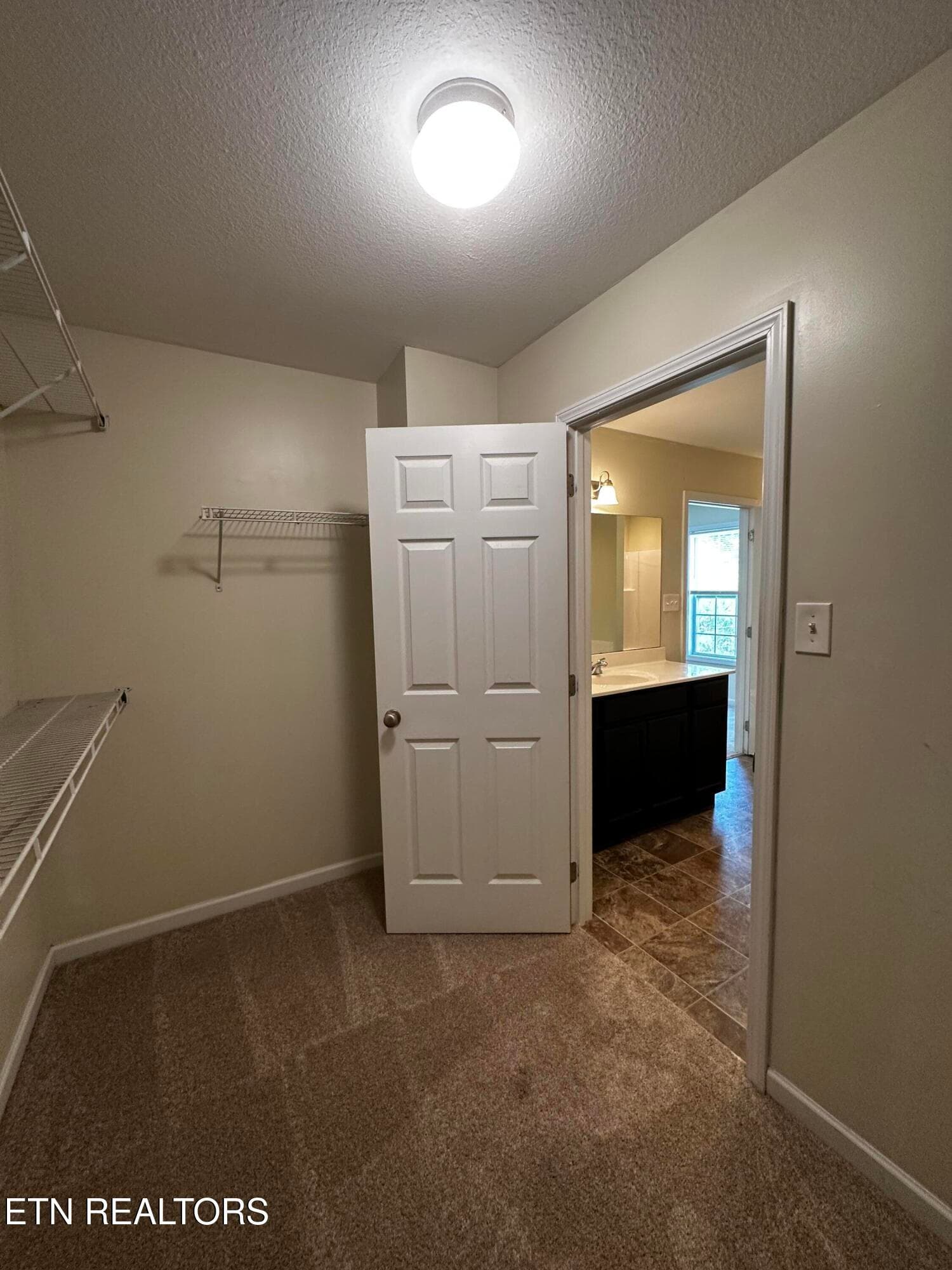Walkin Closet - 5901 Apple Valley Drive, Knoxville, TN 37924, Knoxville