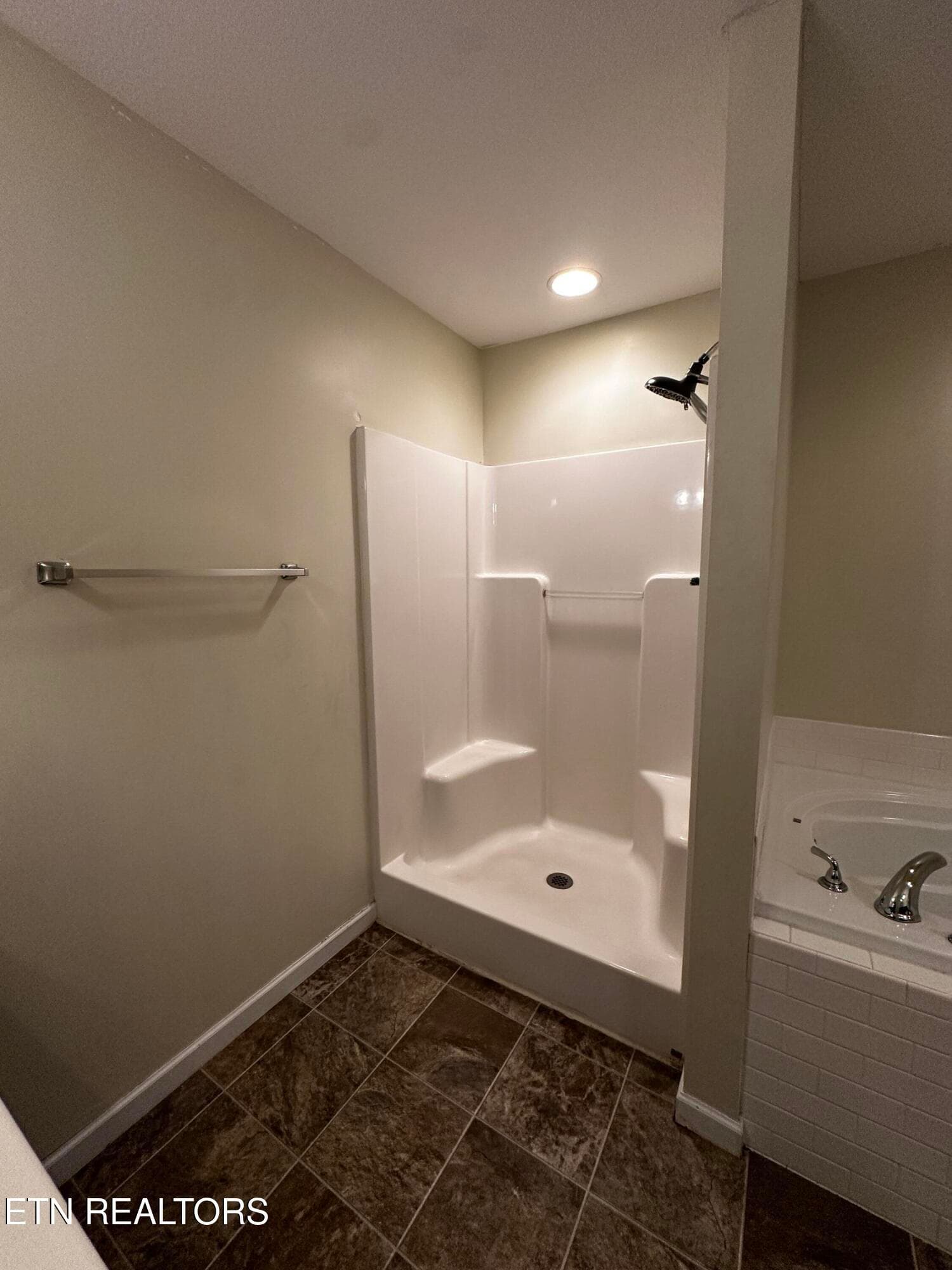 Walkin Shower - 5901 Apple Valley Drive, Knoxville, TN 37924, Knoxville