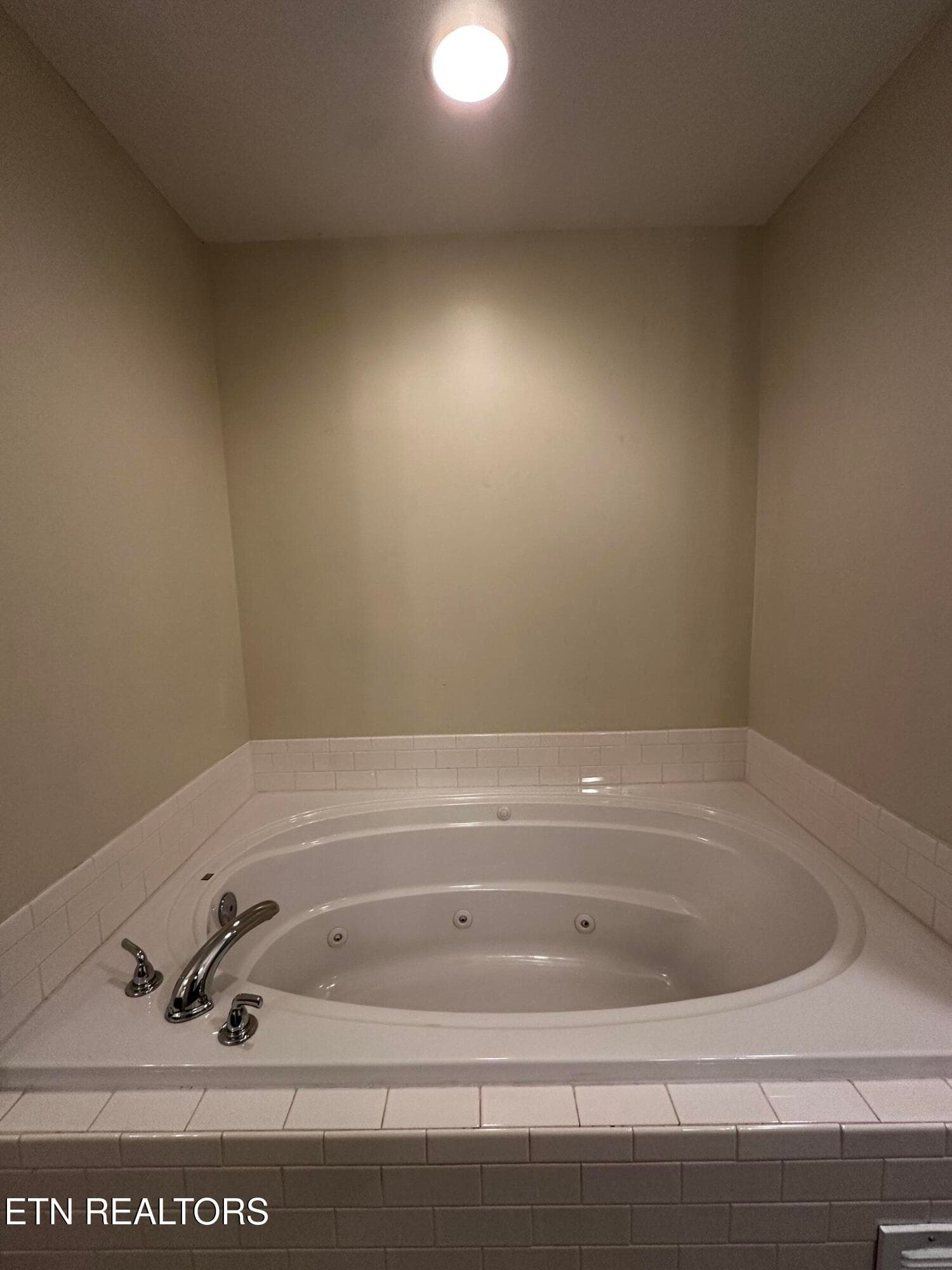 Garden Style Jetted Tub - 5901 Apple Valley Drive, Knoxville, TN 37924, Knoxville