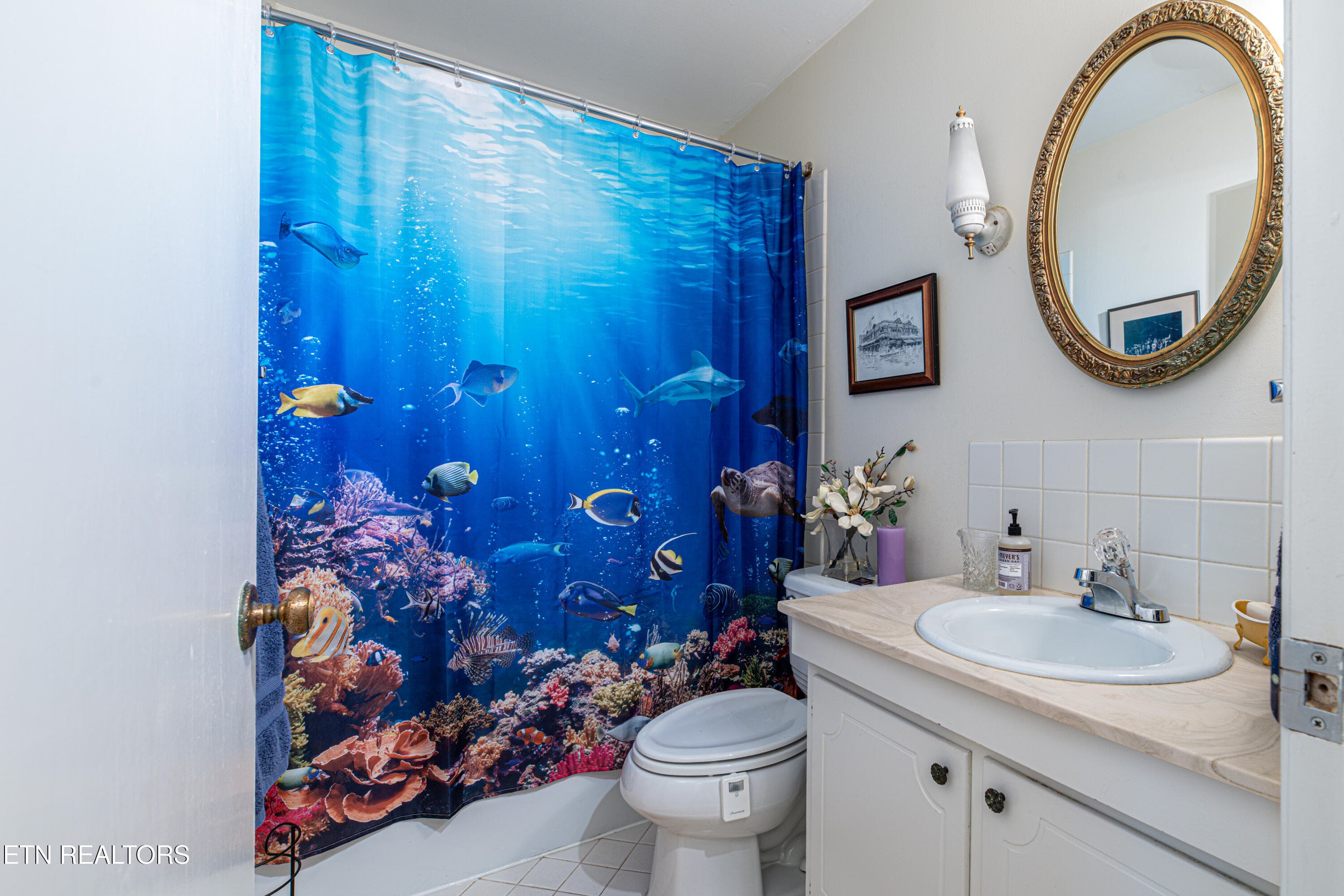 Guest Bath - 3636 Taliluna Ave 618, Knoxville, TN 37919, Knoxville